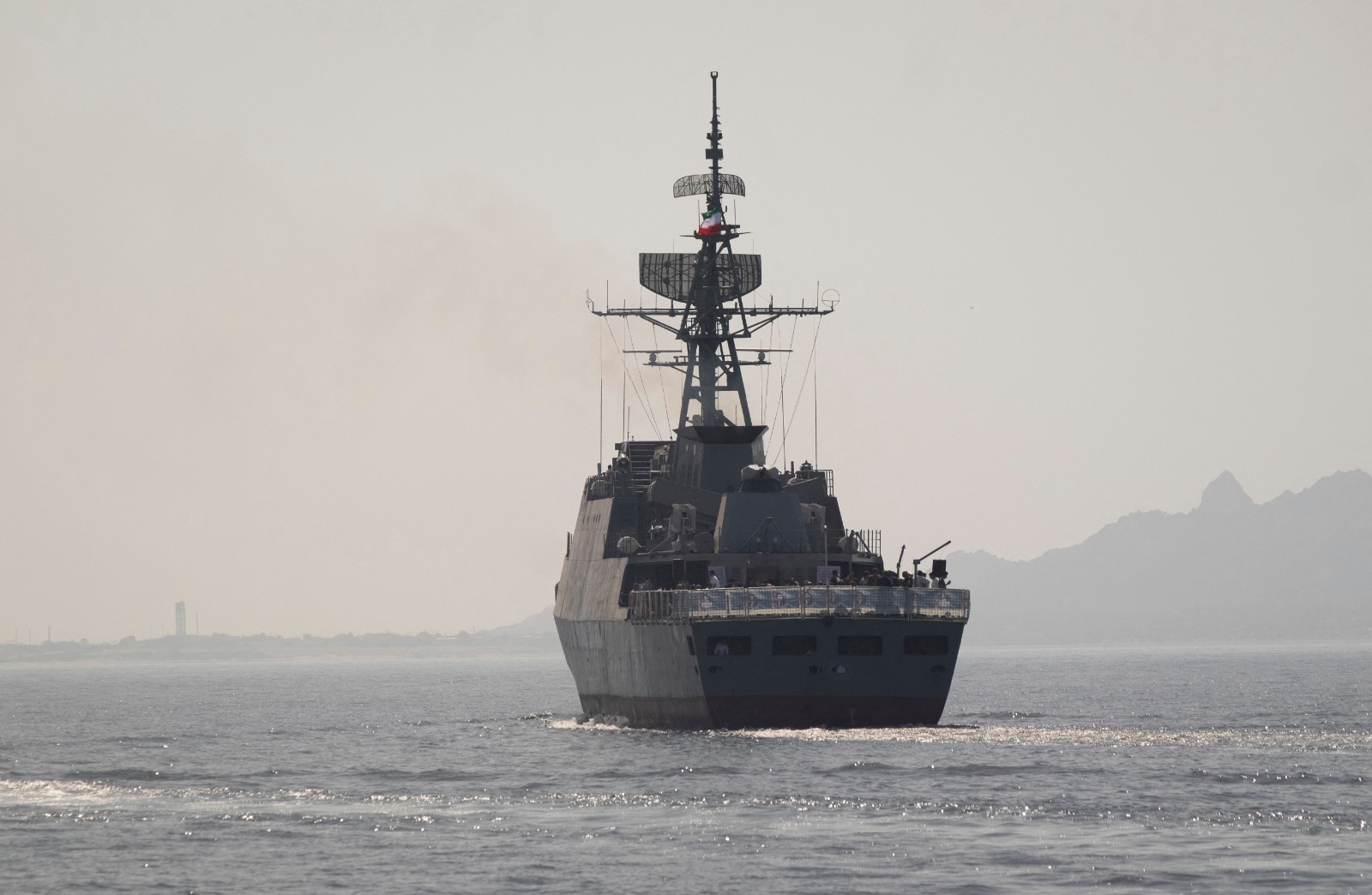 الفرقاطة "سهند" التابعة للبحرية الإيرانية تبحر بالقرب من مضيق هرمز. 1 مايو 2019 - AFP