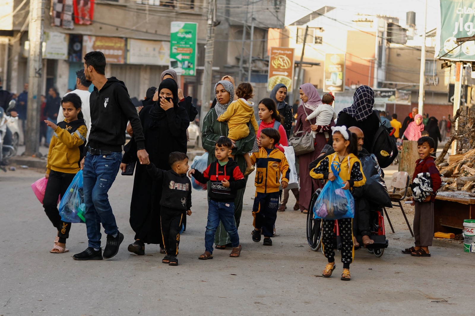 فلسطينيون يخرجون إلى الشوارع في خان يونس مع بدء سريان الهدنة القصيرة في قطاع غزة. 24 نوفمبر 2023