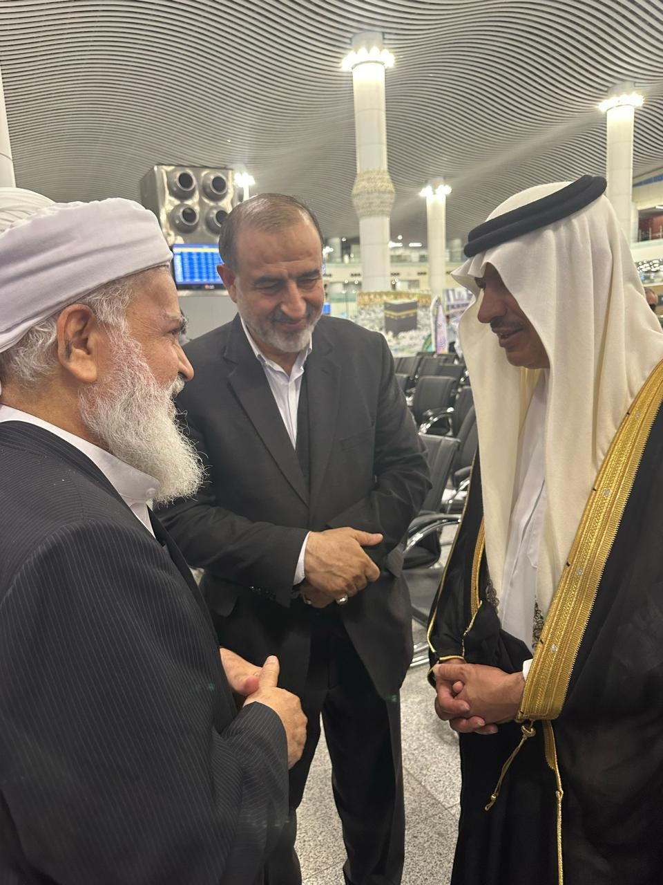 مسؤول الحج والعمرة الإيراني وقيادي ديني محلي في حديث مع السفير العنزي في مطار طهران الدولي - الاثنين 22 أبريل 2024