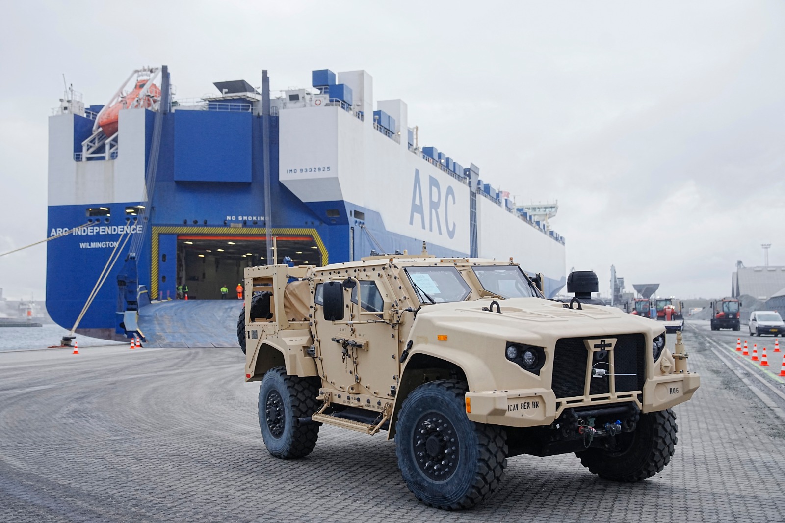 مركبة من طراز JLTV التكتيكية الخفيفة تابعة للجيش الأميركي تصل إلى الدنمارك. 16 يناير 2023