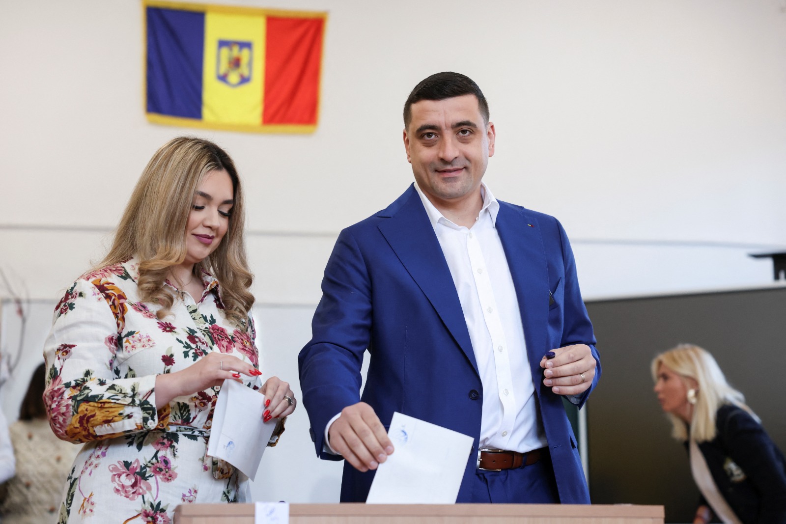 المرشح الرئاسي جورج سيميون يدلي بصوته في جولة الإعادة بالانتخابات الرئاسية في بلدة موجوشوايا شمال العاصمة الرومانية بوخارست. 18 مايو 2025