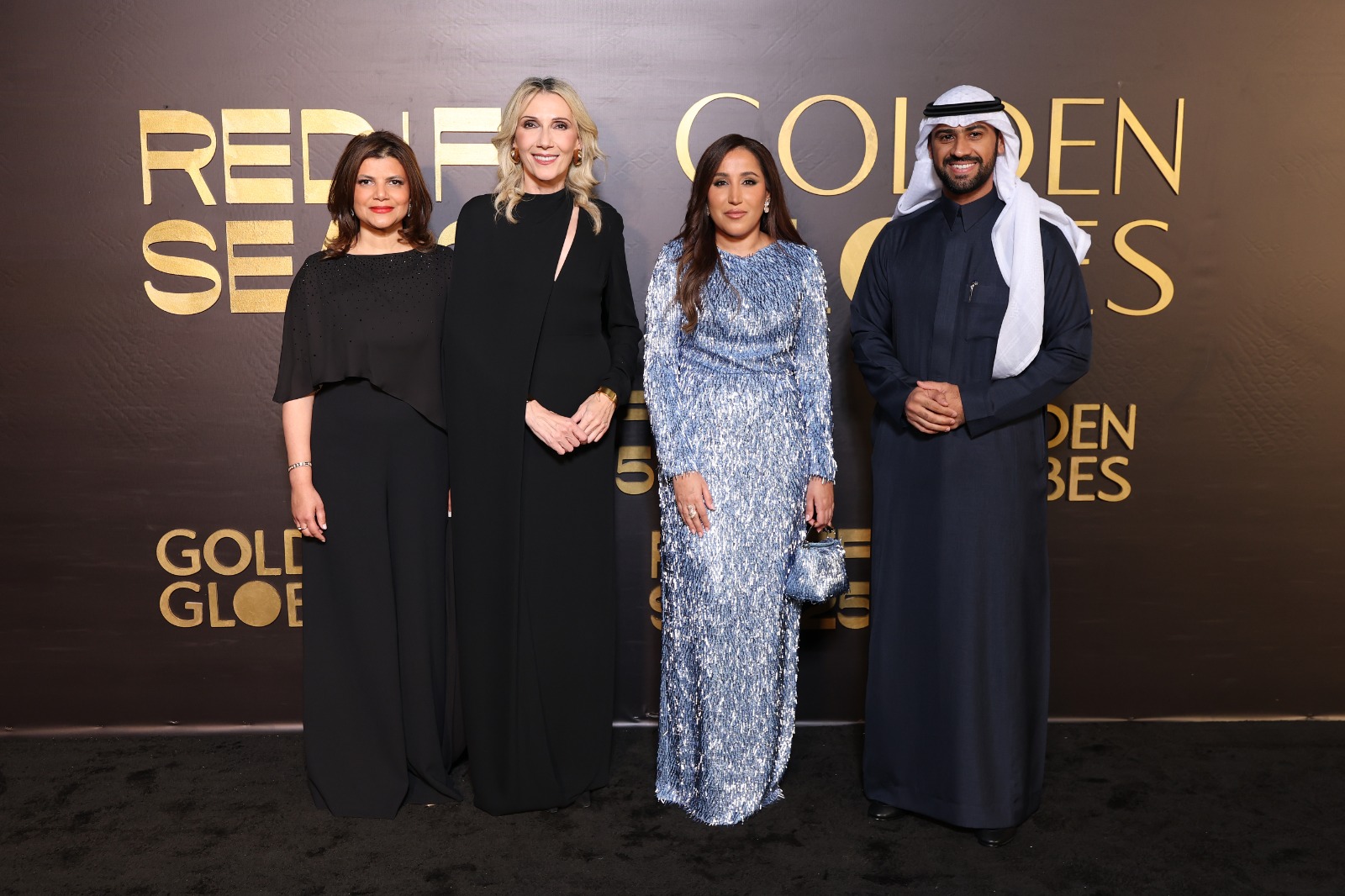 صورة تجمع جومانا الراشد وهيلين هوهن رئيسة جوائز جولدن جلوب والمديرة العامّة لمؤسسة البحر الأحمر السينمائي شيڤاني بانديا مالهوترا (اليسار) في مهرجان البحر الأحمر السينمائي الدولي بجدة. 10 ديسمبر 2025