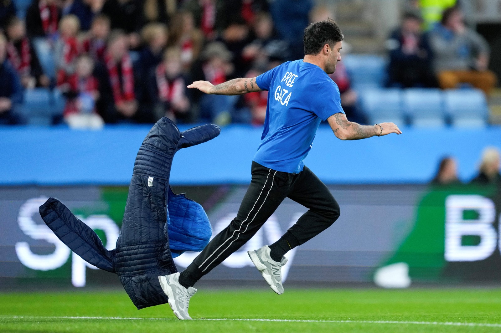 مشجع لمنتخب النرويج ينزل أرضية ملعب أوليفال خلال مباراة أمام إسرائيل في تصفيات كأس العالم في أوسلو. 11 أكتوبر 2025