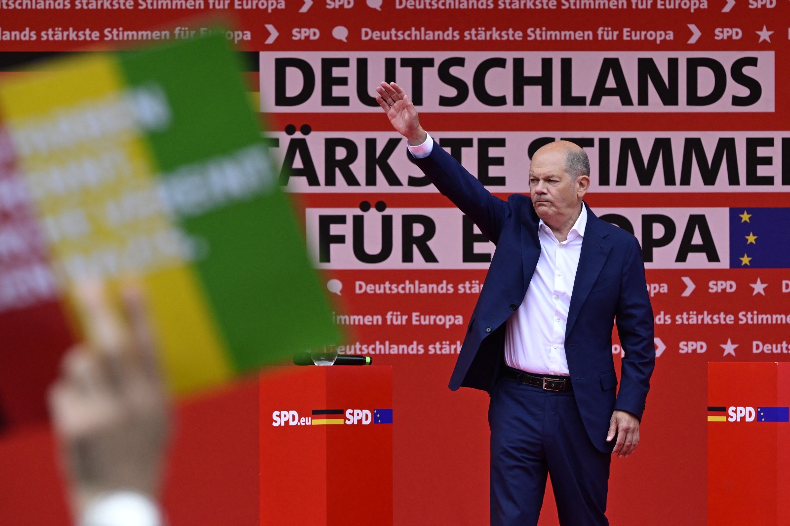 المستشار الألماني أولاف شولتز يلوح لمؤيديه خلال حملة الانتخابات الأوروبية للحزب الديمقراطي الاجتماعي (SPD) في لايبزيج، شرق ألمانيا، 1 يونيو 2024