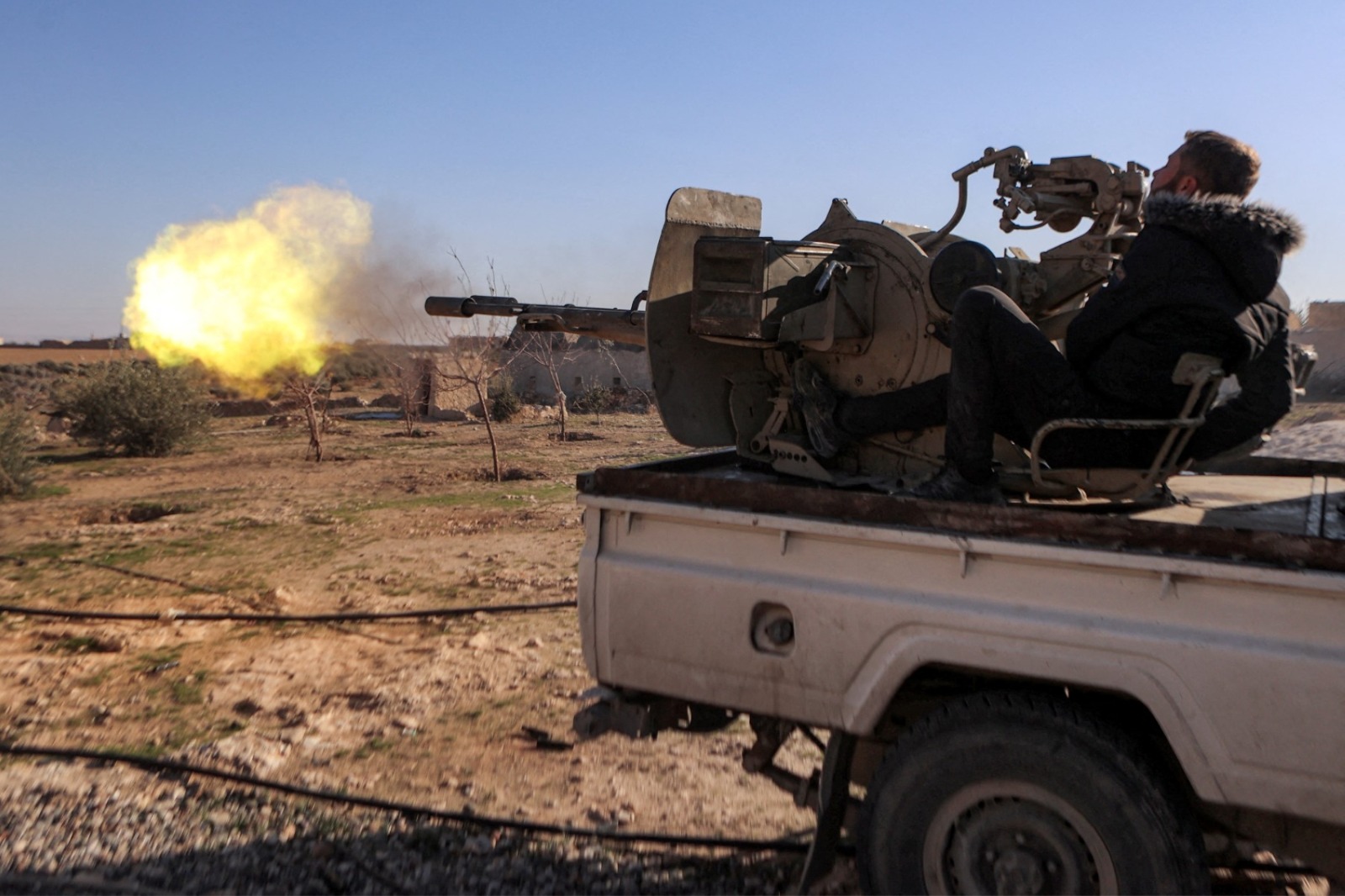 مدفع رشاش مثبت على ظهر شاحنة بيك آب 