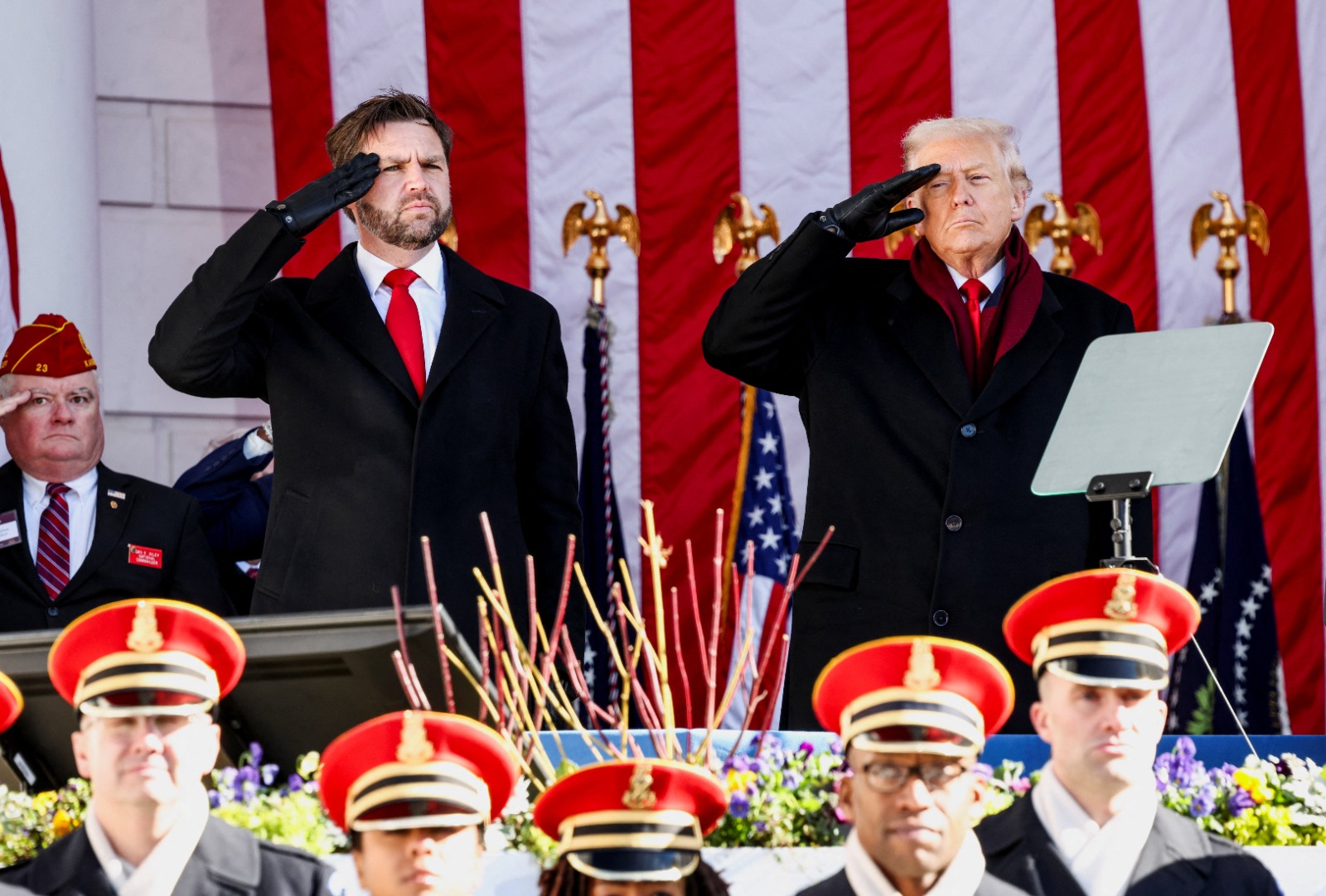 الرئيس الأميركي دونالد ترمب ونائب الرئيس جي دي فانس يُلقيان التحية العسكرية خلال احتفال يوم المحاربين القدامى في مقبرة أرلينغتون الوطنية في أرلينغتون بولاية فيرجينيا11 نوفمبر 2025