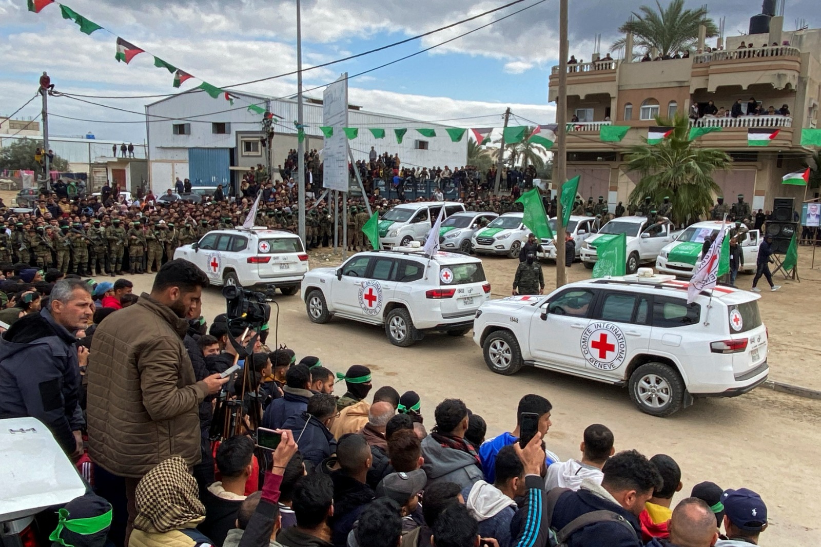 فريق من الصليب الأحمر يصل إلى مكان تسليم المحتجزين الإسرائيليين في دير البلح، في وسط قطاع غزة. 8 فبراير 2025