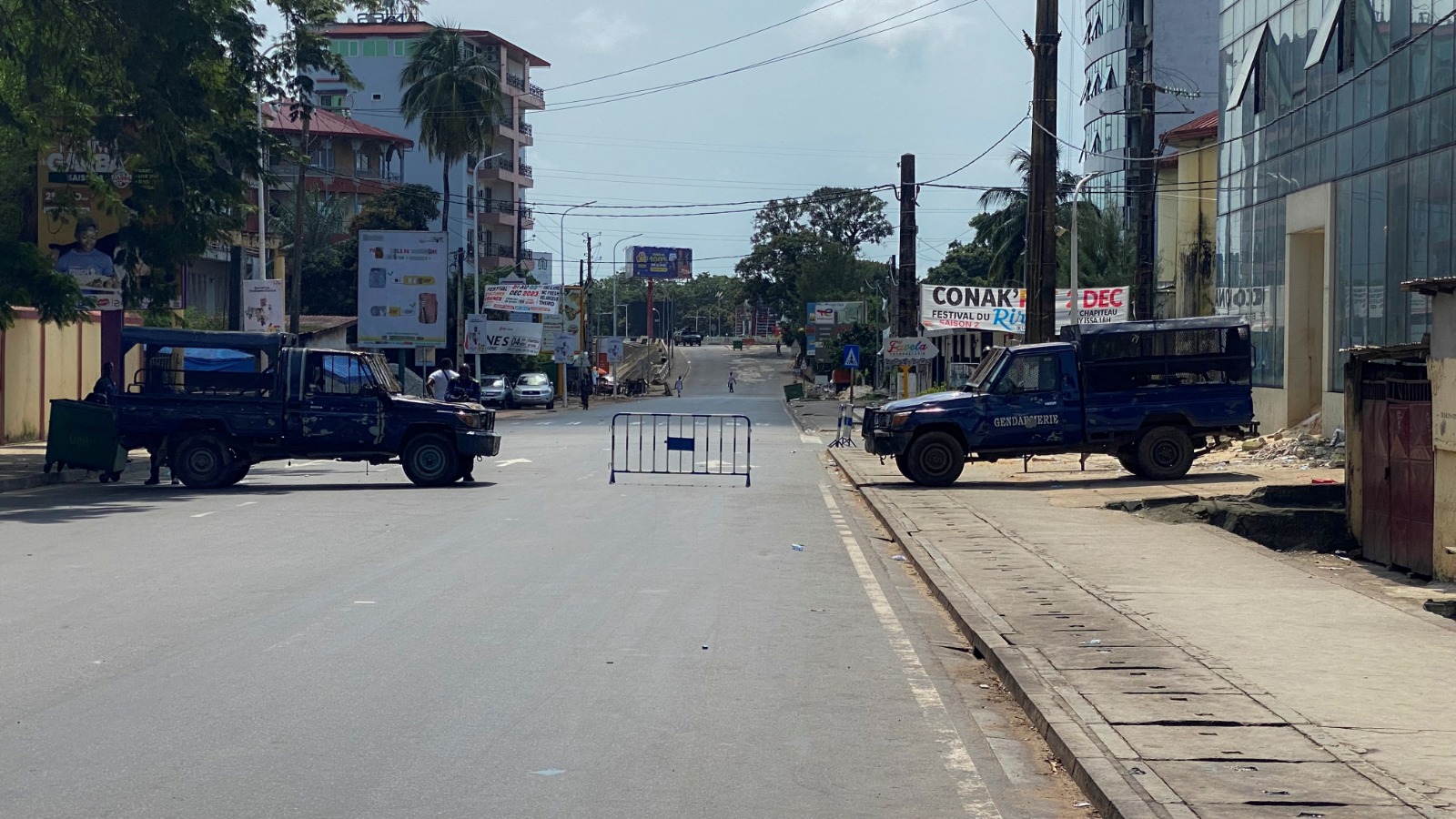 مركبات قوات الأمن الغينية في أحد الشوارع العاصمة كوناكري. 4 نوفمبر 2023 - REUTERS