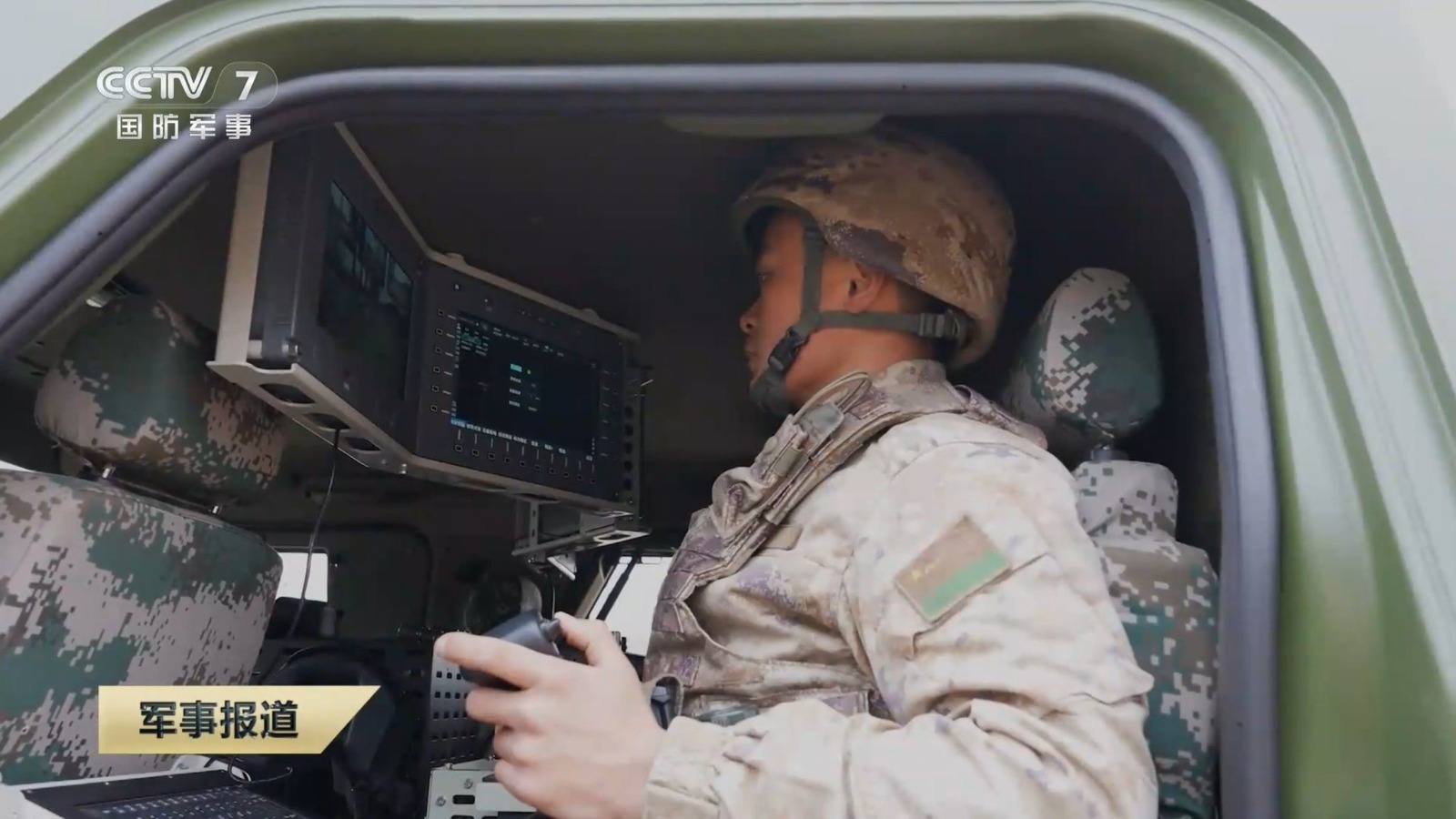 جندي من القوات البرية الصينية يتحكم في روبوت 'ZRY222' أثناء تدريبات عسكرية- يناير 2026