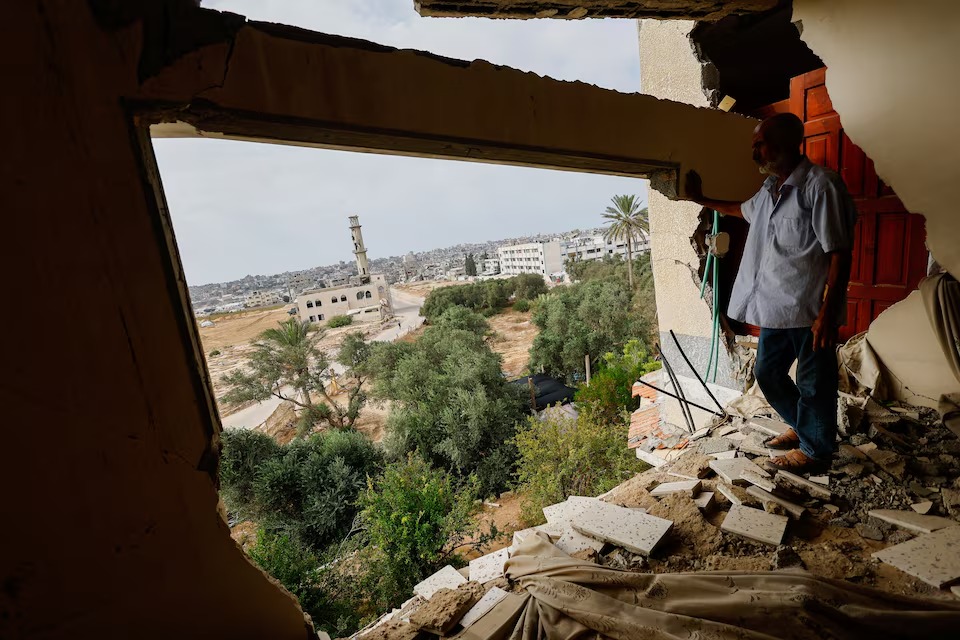 المزارع الفلسطيني حيدر أبو مدّين (60 عاماً) يتفقد أشجار الزيتون في أرضه التي تضررت بفعل حرب غزة، مخيم البريج، وسط قطاع غزة، فلسطين. 12 أكتوبر 2026