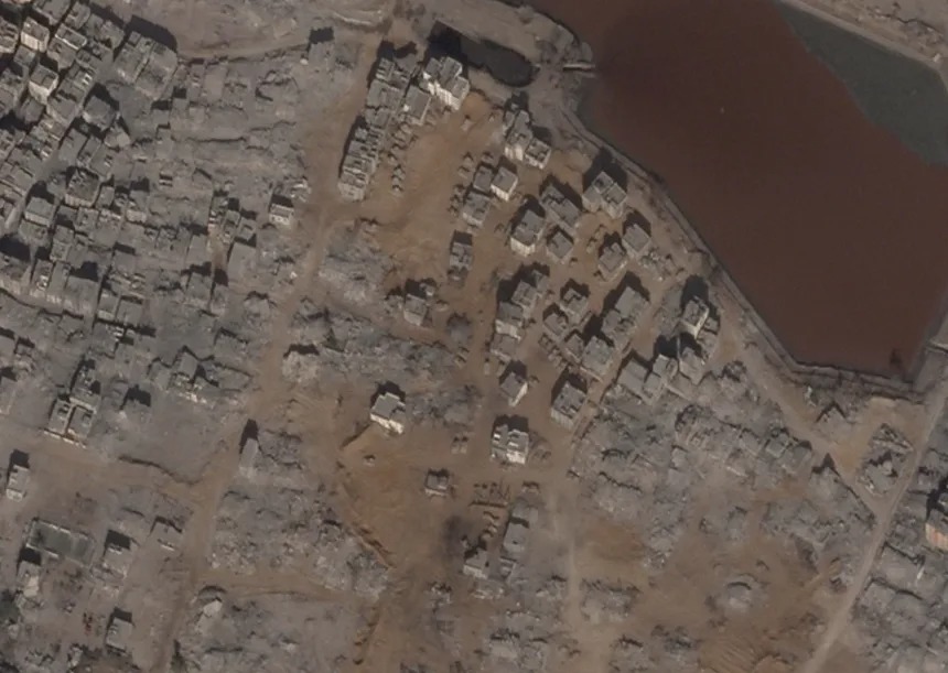 صور أقمار اصطناعية تظهر مركبات ودبابات متجمعة شرق بركة الشيخ رضوان في غزة. 16 سبتمبر 2025