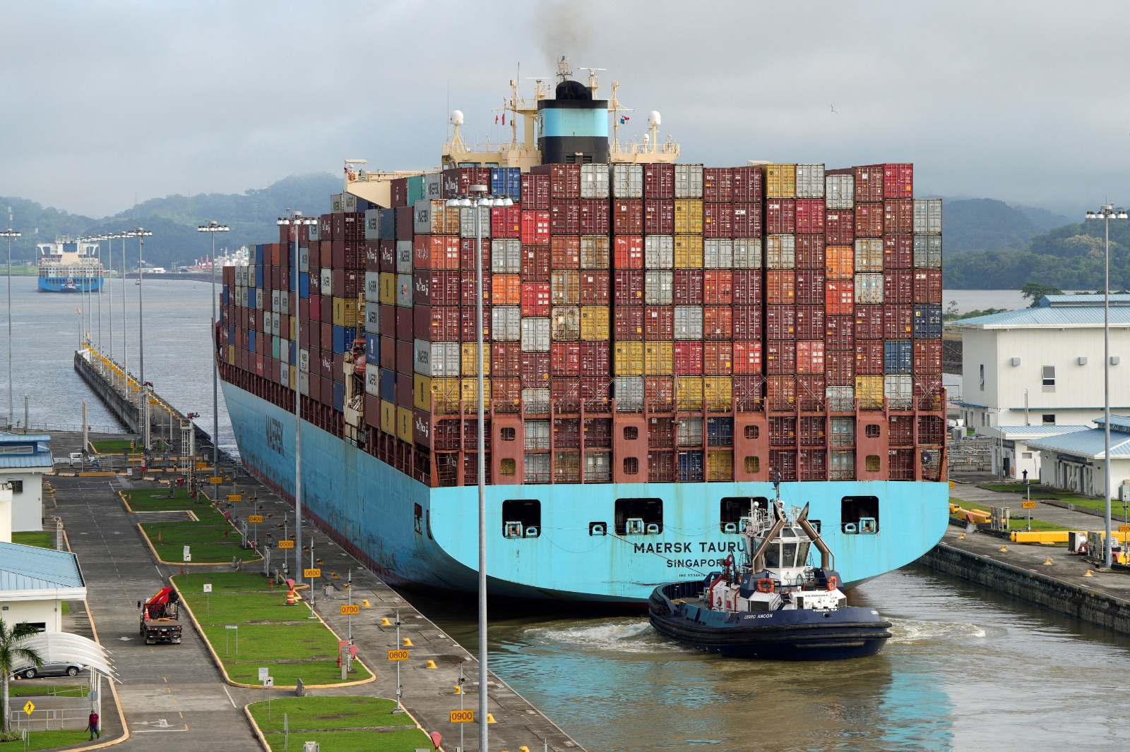 سفينة حاويات سنغافورة MAERSK TAURUS تعبر القناة الموسعة عبر Cocoli Locks في قناة بنما، في ضواحي مدينة بنما، بنما، 12 أغسطس، 2024. تص