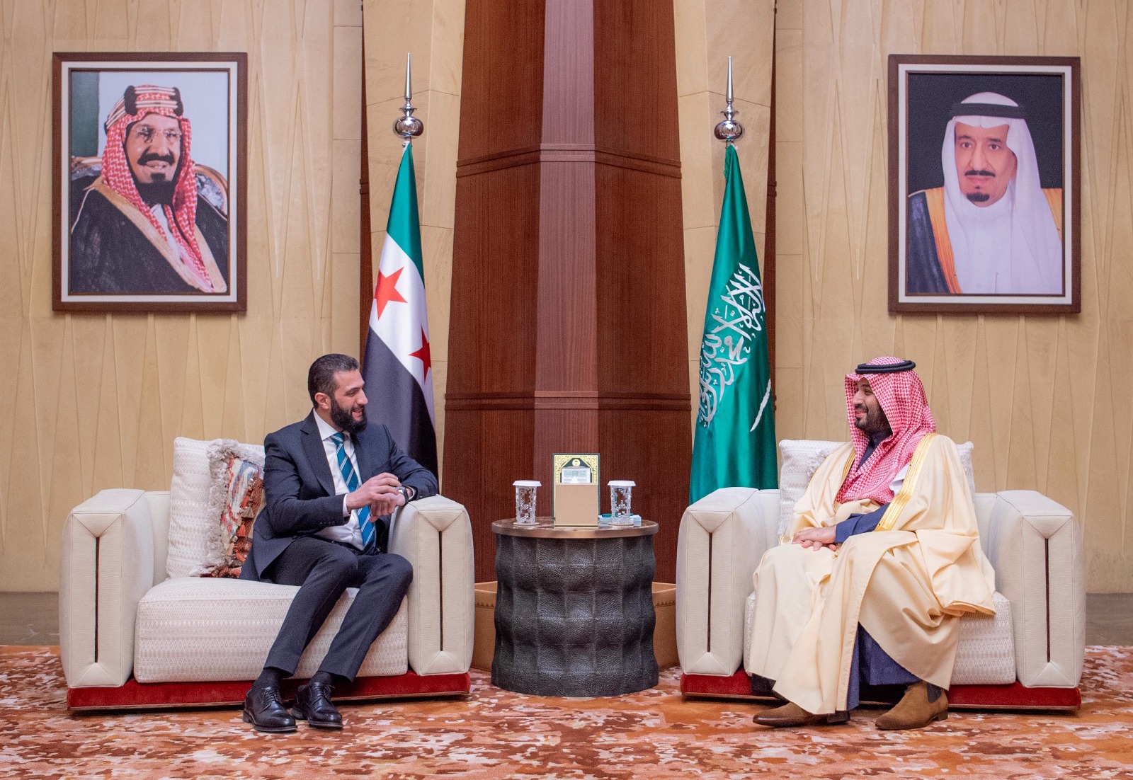 ولي العهد السعودي الأمير محمد بن سلمان يستقبل الرئيس السوري أحمد الشرع في الرياض. 2 فبراير 2025