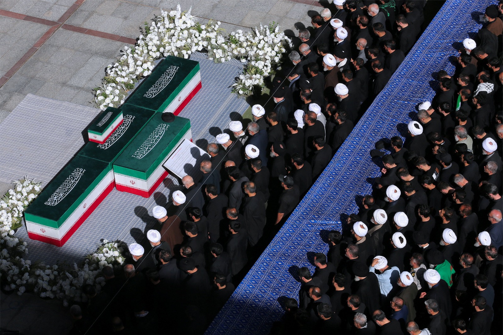 كبار القادة السياسيين والعسكريين ورجال الدين خلال صلاة الجنازة على المرشد السابق علي خامنئي في طهران. 5 يوليو 2026 - Reuters