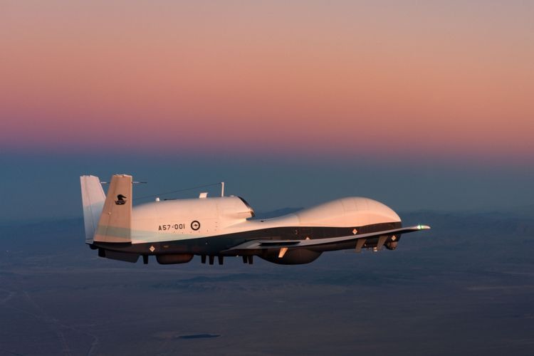 صورة لمسيرة من طراز MQ-4C ترايتون تحلق بالجو نشرتها الشركة المصنعة لها Northrop Grumman