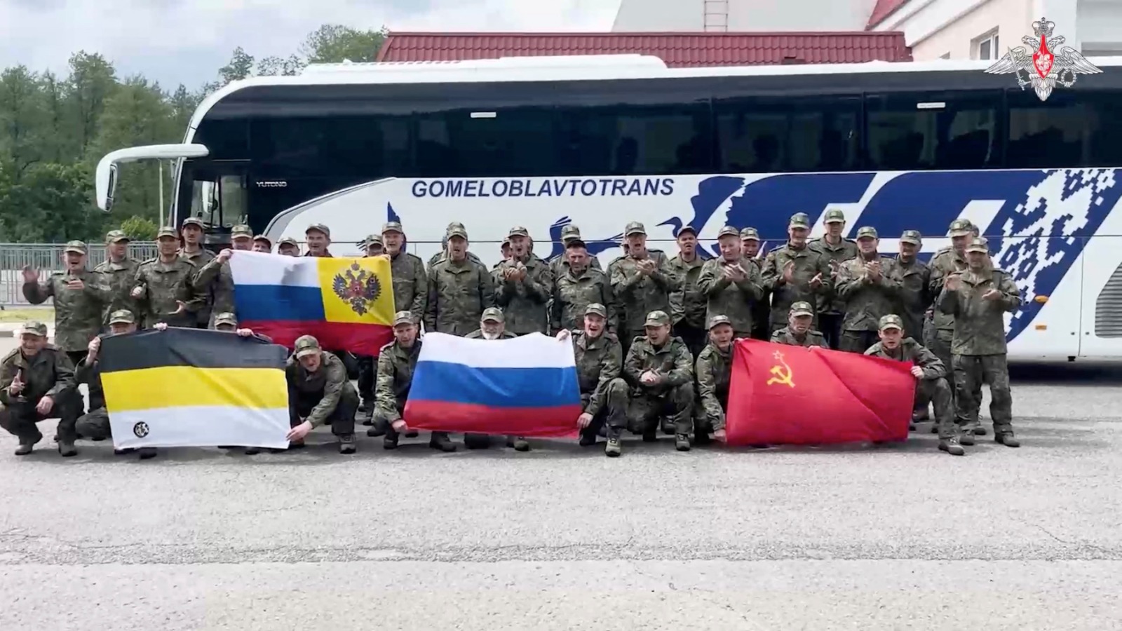 صورة من مقطع فيديو نشرته وزارة الدفاع الروسية لجنود روس في بيلاروس أطلقت أوكرانيا سراحهم في إطار عملية لتبادل الأسرى بين الجانبين. 24 مايو 2025