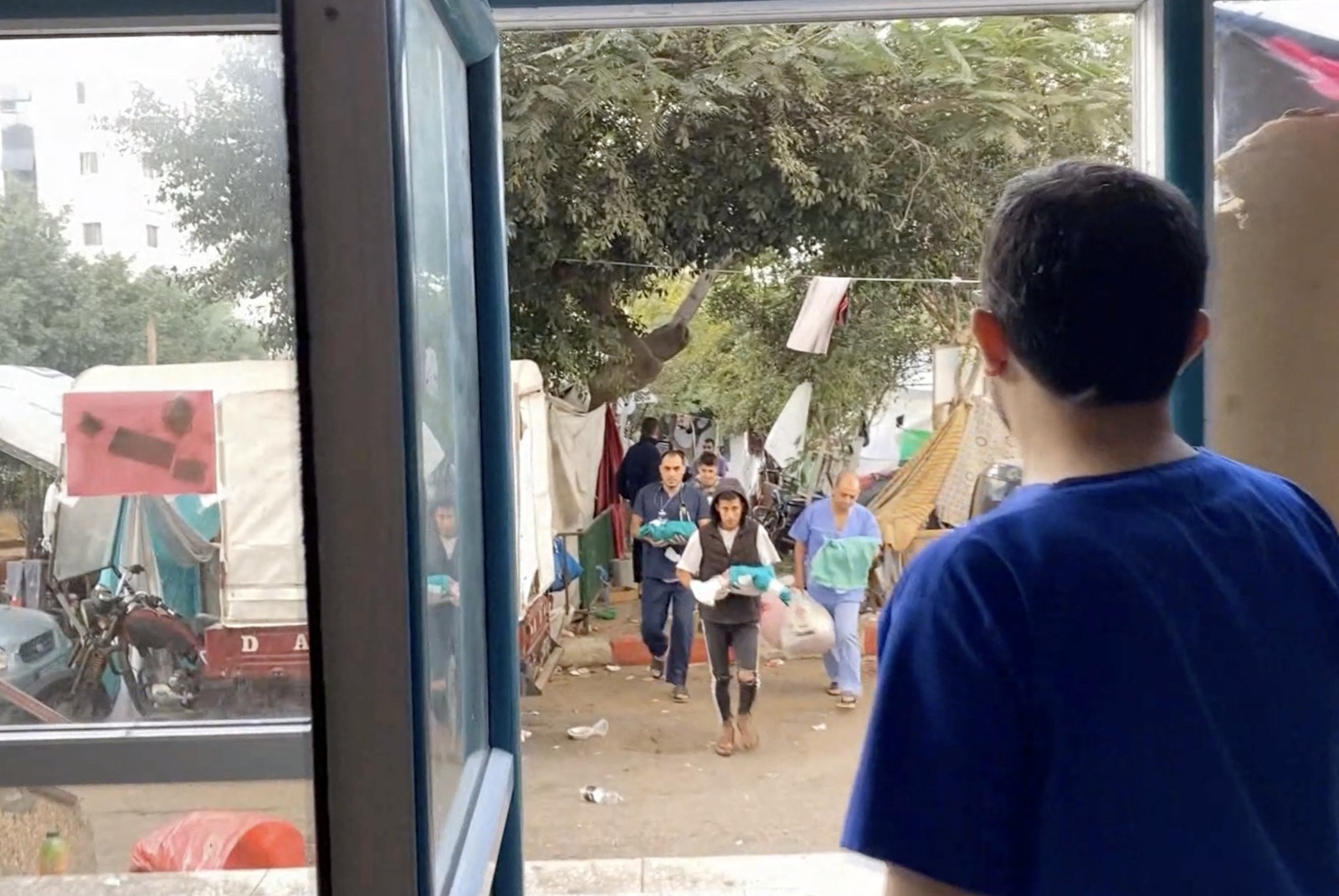 لقطة شاشة تم التقاطها من مقطع فيديو تظهر أطفالاً مبتسرين يخضعون للعلاج في وحدة العناية المركزة لحديثي الولادة يتم إخراجهم من الحاضنات ونقلهم إلى قسم آخر في مستشفى الشفاء بعد هجوم إسرائيلي. 14 نوفمبر 2023