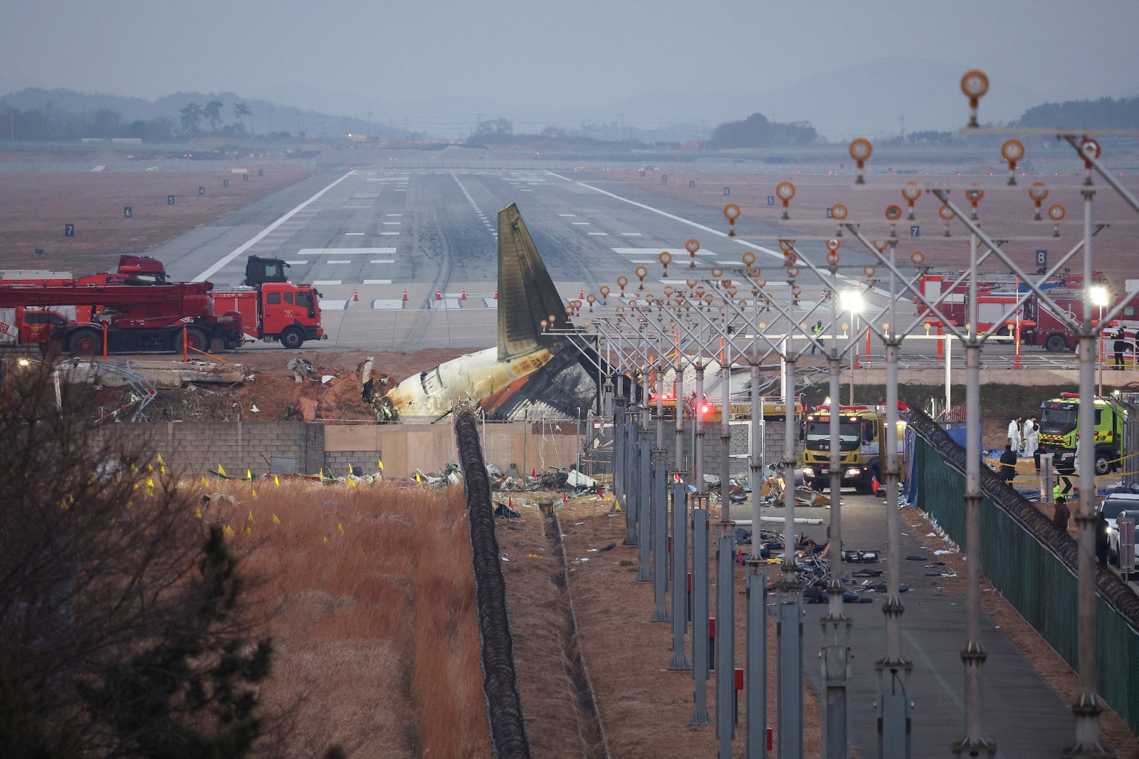 حطام طائرة تابعة لشركة Jeju Air خرجت عن المدرج وتحطمت في مطار موان الدولي بكوريا الجنوبية