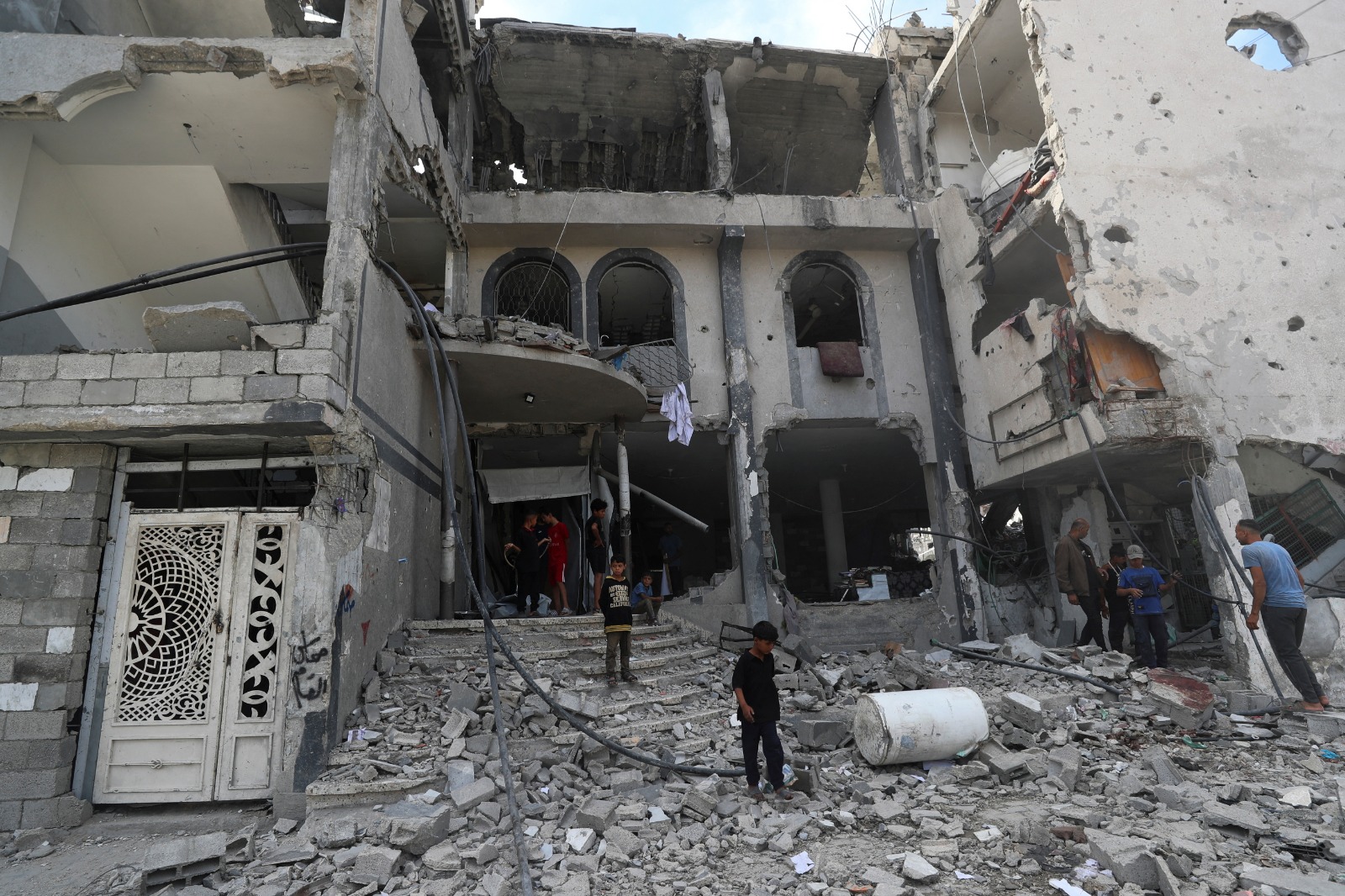 فلسطينيون يتفقدون موقع غارة جوية إسرائيلية على عيادة طبية في جباليا شمال قطاع غزة. 15 مايو 2025