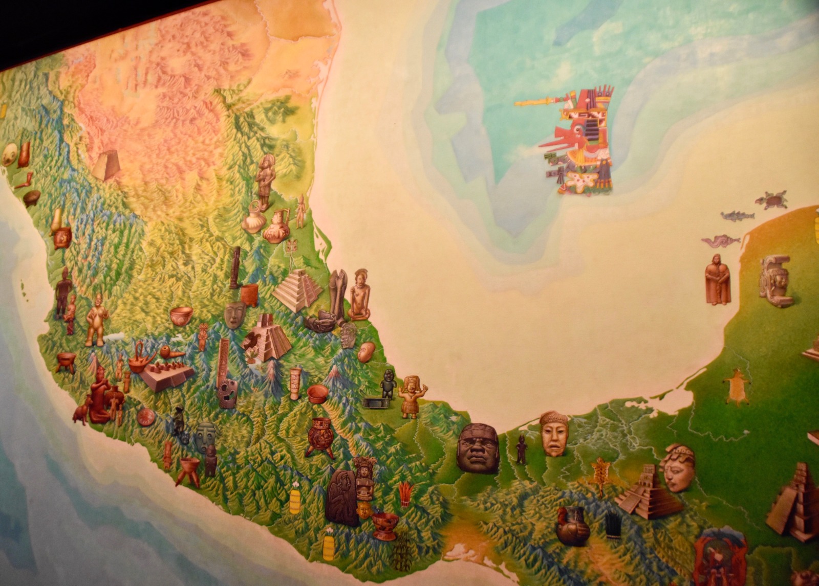 خريطة معروضة في المتحف تجمع مواقع وثقافات شعوب المكسيك القديمة