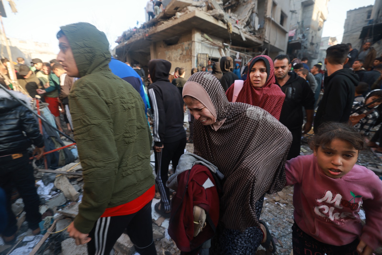 فلسطينيون يهربون من القصف الإسرائيلي على مخيم للاجئين في مدينة رفح بجنوب قطاع غزة. 1 ديسمبر 2023