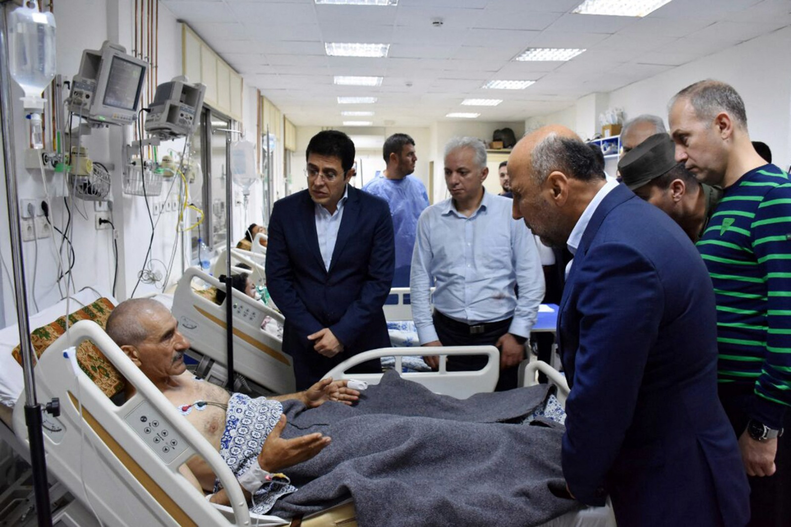 وزير الصحة السوري حسن محمد الغباش يزور المصابين في أعقاب هجوم بمسيرات على الكلية الحربية بحمص. في 5 أكتوبر 2023