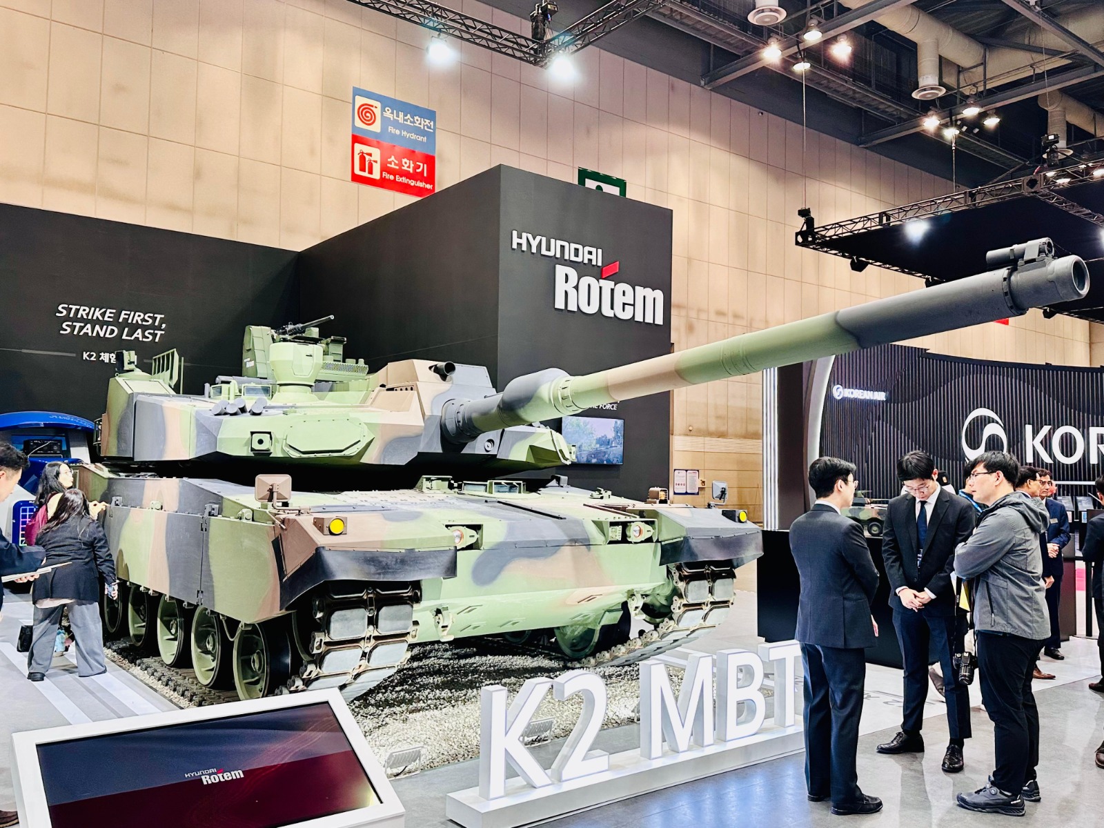 دبابة K2 Black Panther الكورية الجنوبية من تصنيع هيونداي روتم في معرض ADEX، سول، 20 أكتوبر 2025