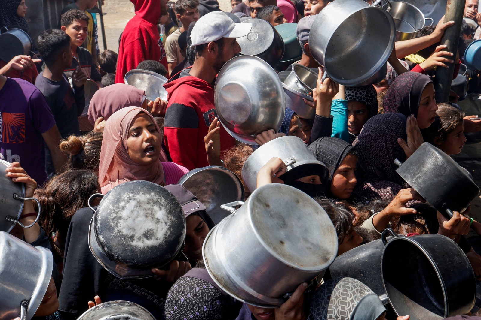فلسطينيون يتزاحمون للحصول على الطعام المطبوخ من مطبخ خيري، خان يونس، جنوب قطاع غزة. 29 أبريل 2025