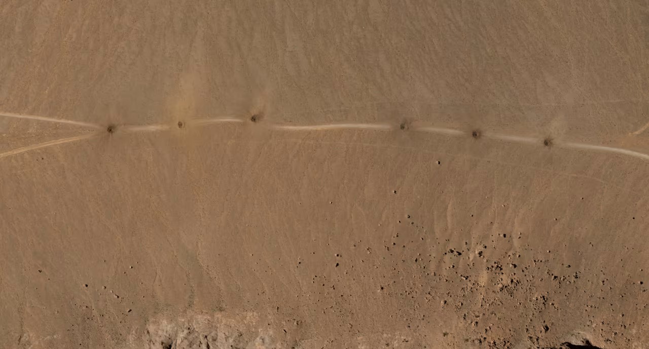 تُظهر صور الأقمار الاصطناعية حفراً في الطرق يُعتقد أنها قريبة من الموقع الذي تم فيه إنقاذ جندي أميركي وسط إيران