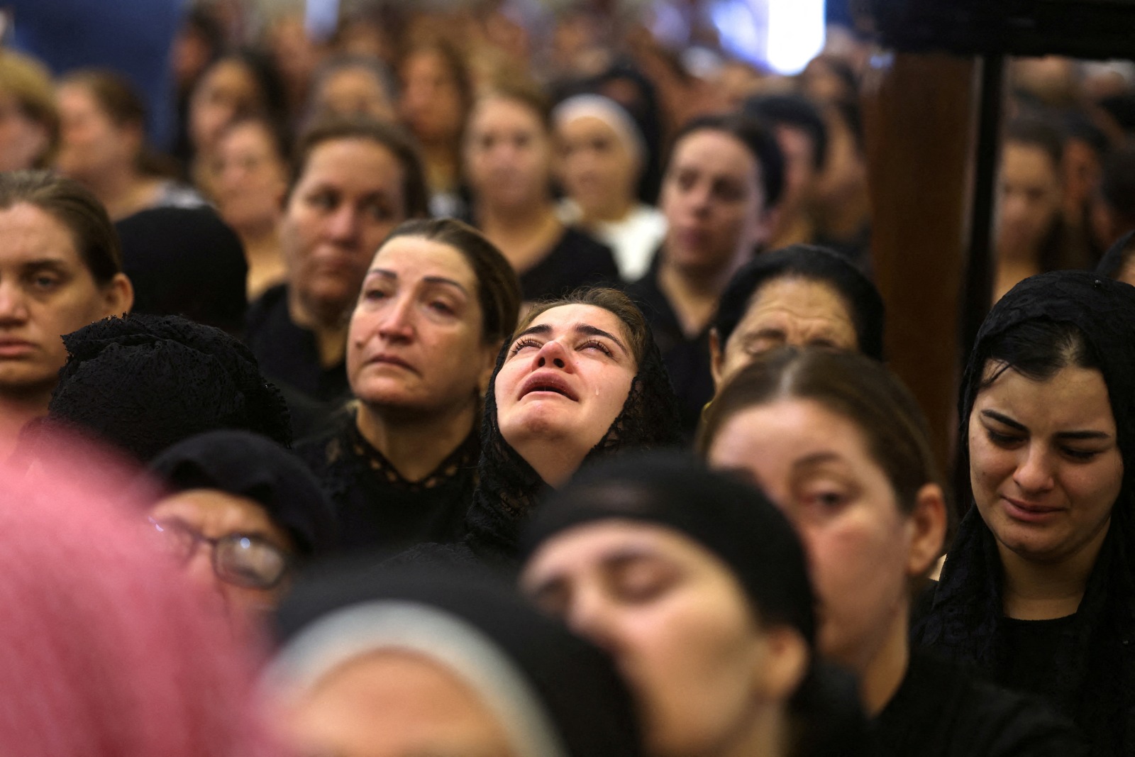 سيدات يشاركن في قداس للصلاة على ضحايا حادث حريق نينوى في العراق. 28 سبتمبر 2023