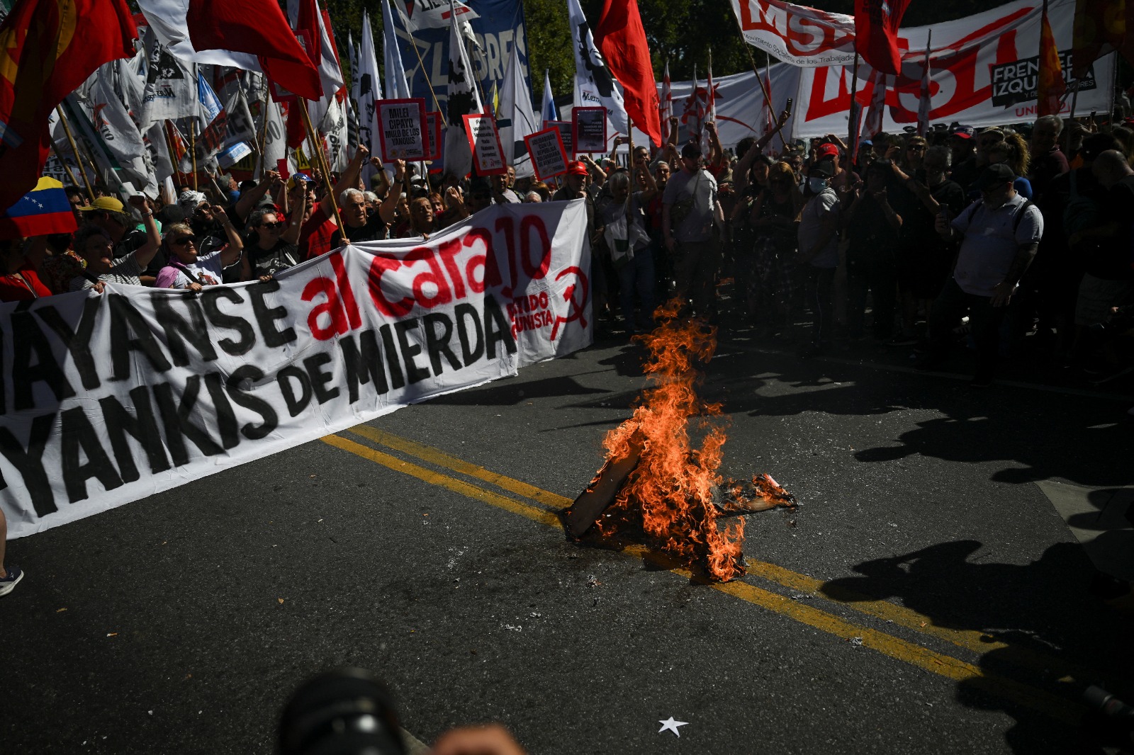 مظاهرة تنديداً بالهجوم الأميركي على فنزويلا أمام السفارة الأميركية في بوينس آيرس، الأرجنتين، 3 يناير 2026.