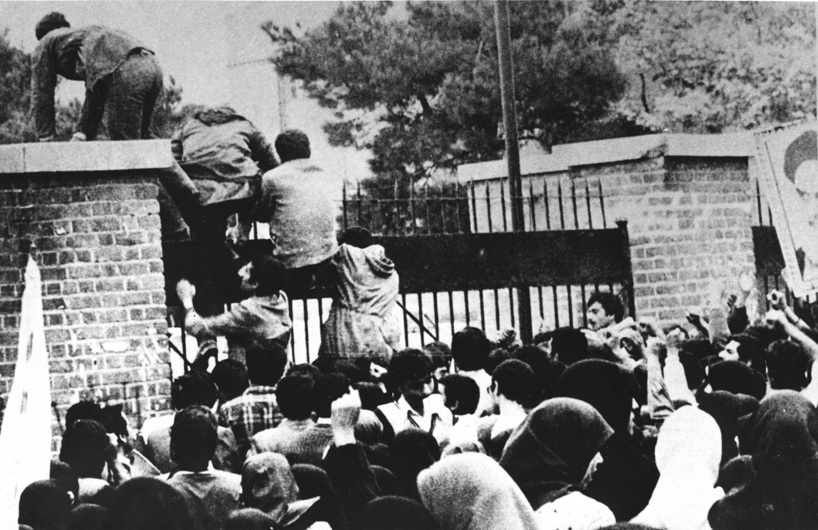 طلبة إيرانيون يقتحمون مبنى السفارة الأميركية في طهران، إيران. 4 نوفمبر 1979.