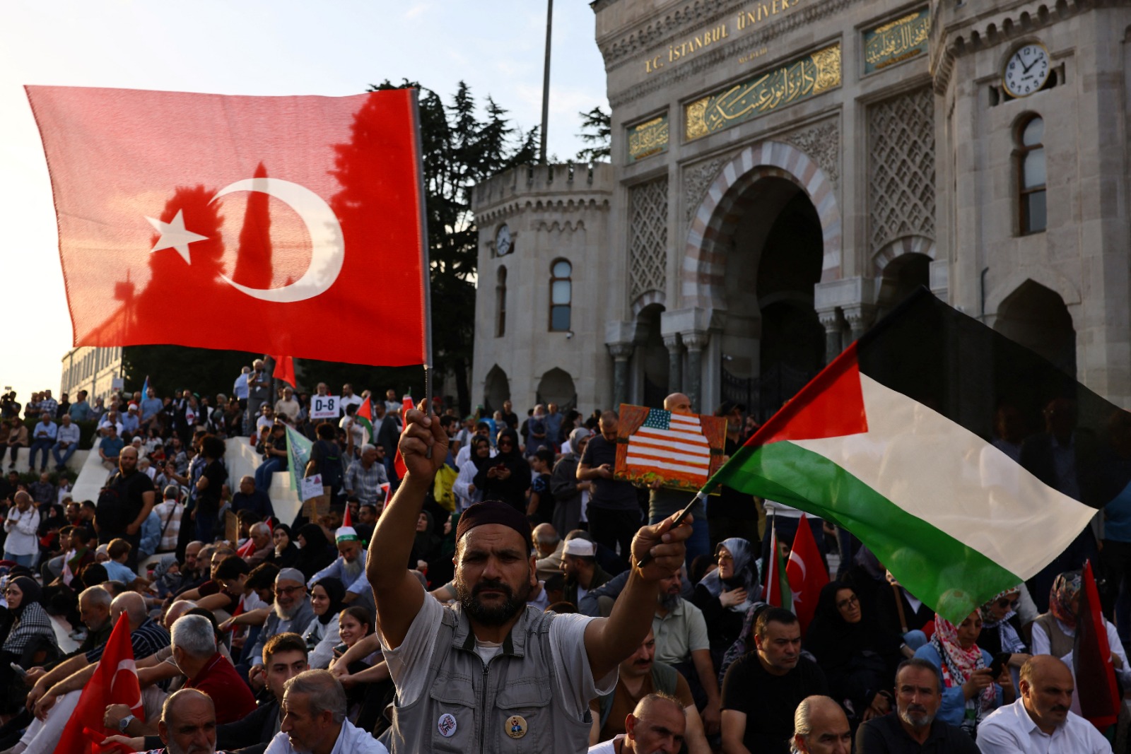 متظاهرون يلوحون بالأعلام التركية والفلسطينية خلال احتجاج للتعبير عن الدعم للفلسطينيين في غزة، اسطنبول، تركيا. 6 أكتوبر 2024