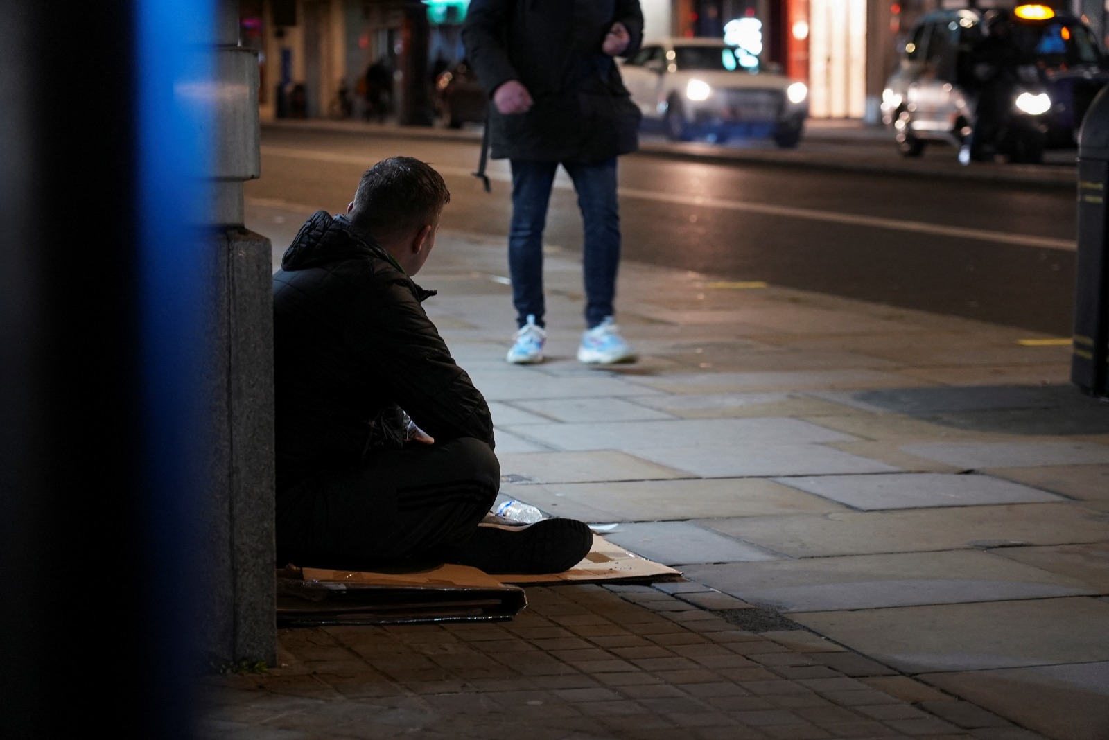 أحد المشردين يجلس في أحد شوارع العاصمة لندن. 6 نوفمبر 2023