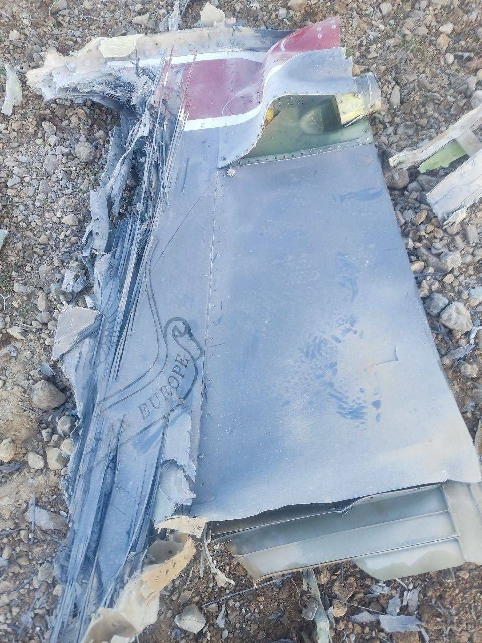 شظايا قالت وسائل إعلام إيرانية  إنها تعود إلى مقاتلة أميركية أُسقطت قرب جنوبي البلاد