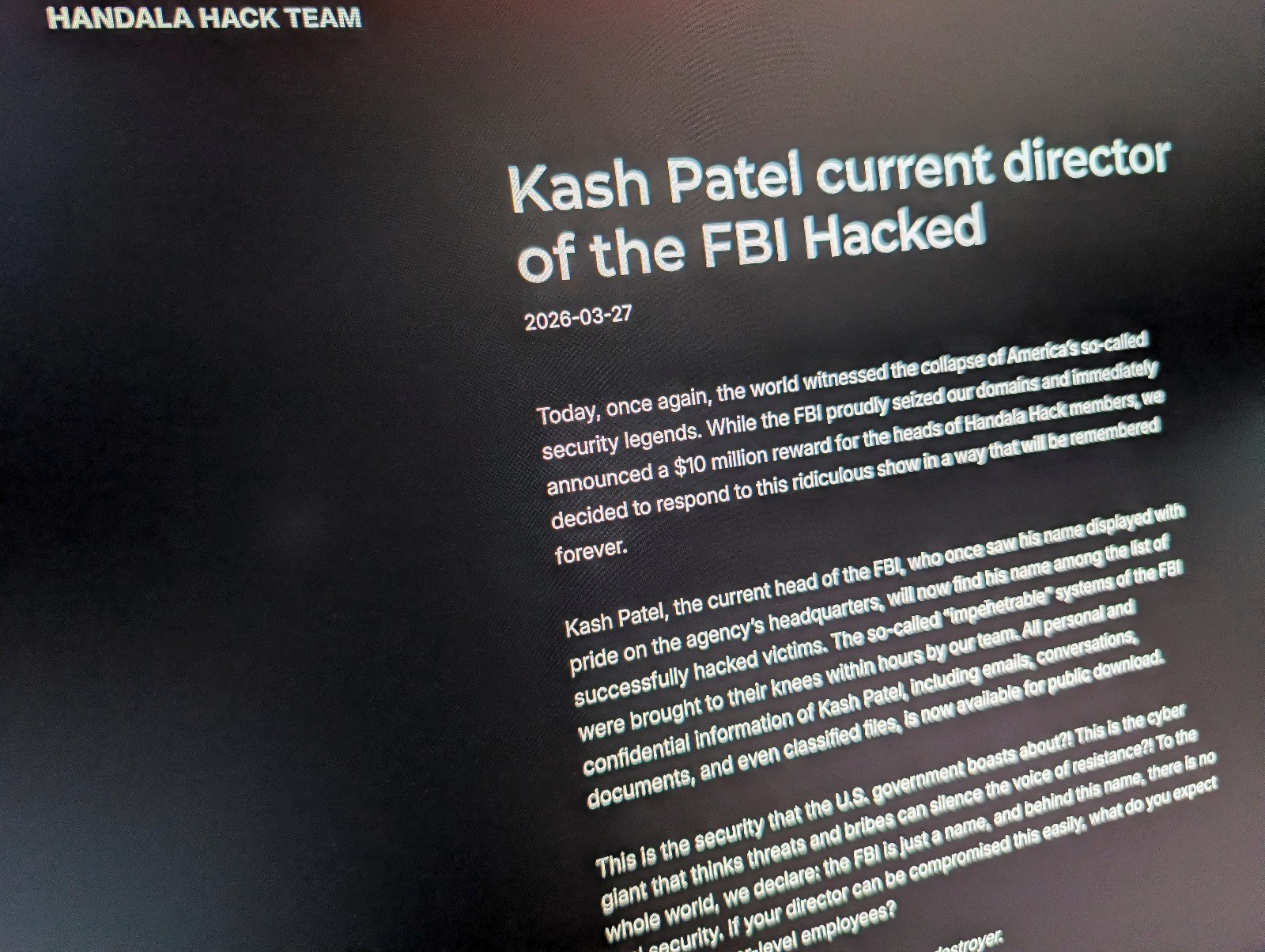 شاشة في واشنطن يظهر عليها الموقع الإلكتروني الذي تستخدمه مجموعة 'Handala Hack' المرتبطة بإيران، والتي تبنّت مسؤولية اختراق البريد الإلكتروني الشخصي لمدير مكتب التحقيقات الفيدرالي الأميركي كاش باتيل- 27 مارس 2026