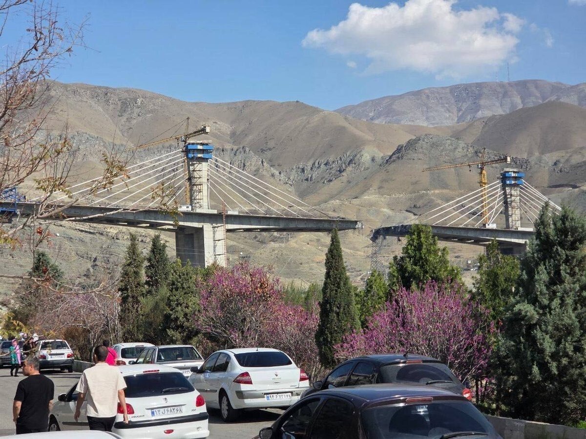 صورة نشرتها وسائل إعلام إيرانية لجسر B1 في كرج غرب طهران بعد استهدافه بهجوم أميركي. 2 أبريل 2026