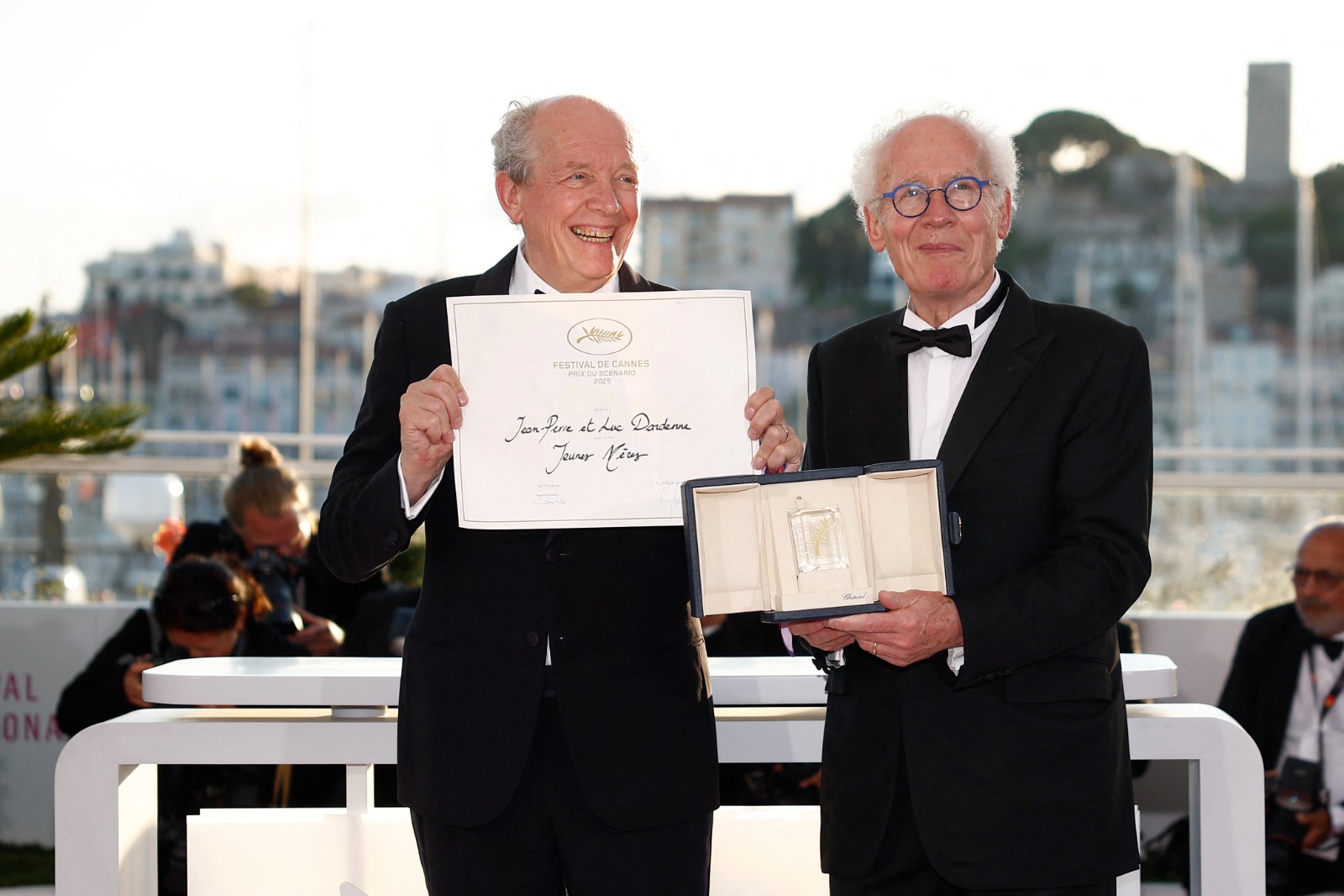 الأخوان جان بيير ولوك داردان يتسلمان جائزة أفضل سيناريو عن فيلم أمهات شابات من مهرجان كان السينمائي. 24 مايو 2025