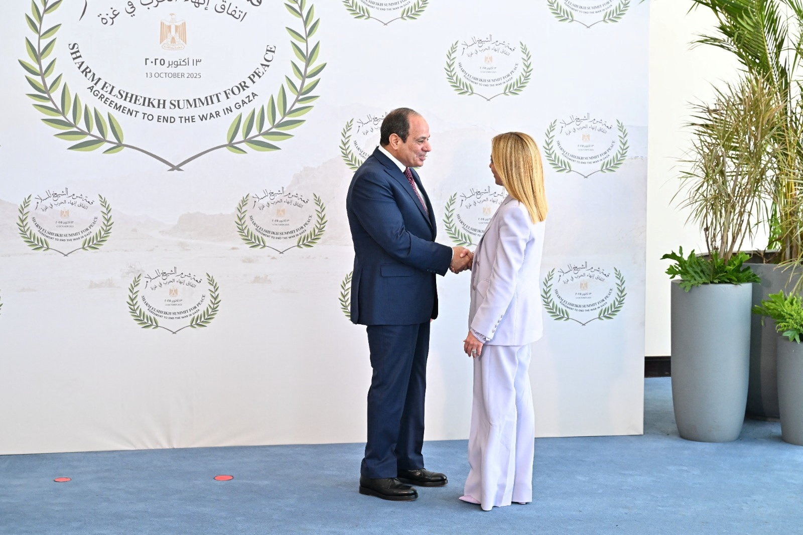 الرئيس المصري عبد الفتاح السيسي يصافح رئيسة الوزراء الإيطالية جورجيا ميلوني خلال قمة شرم الشيخ للسلام. 13 أكتوبر 2025