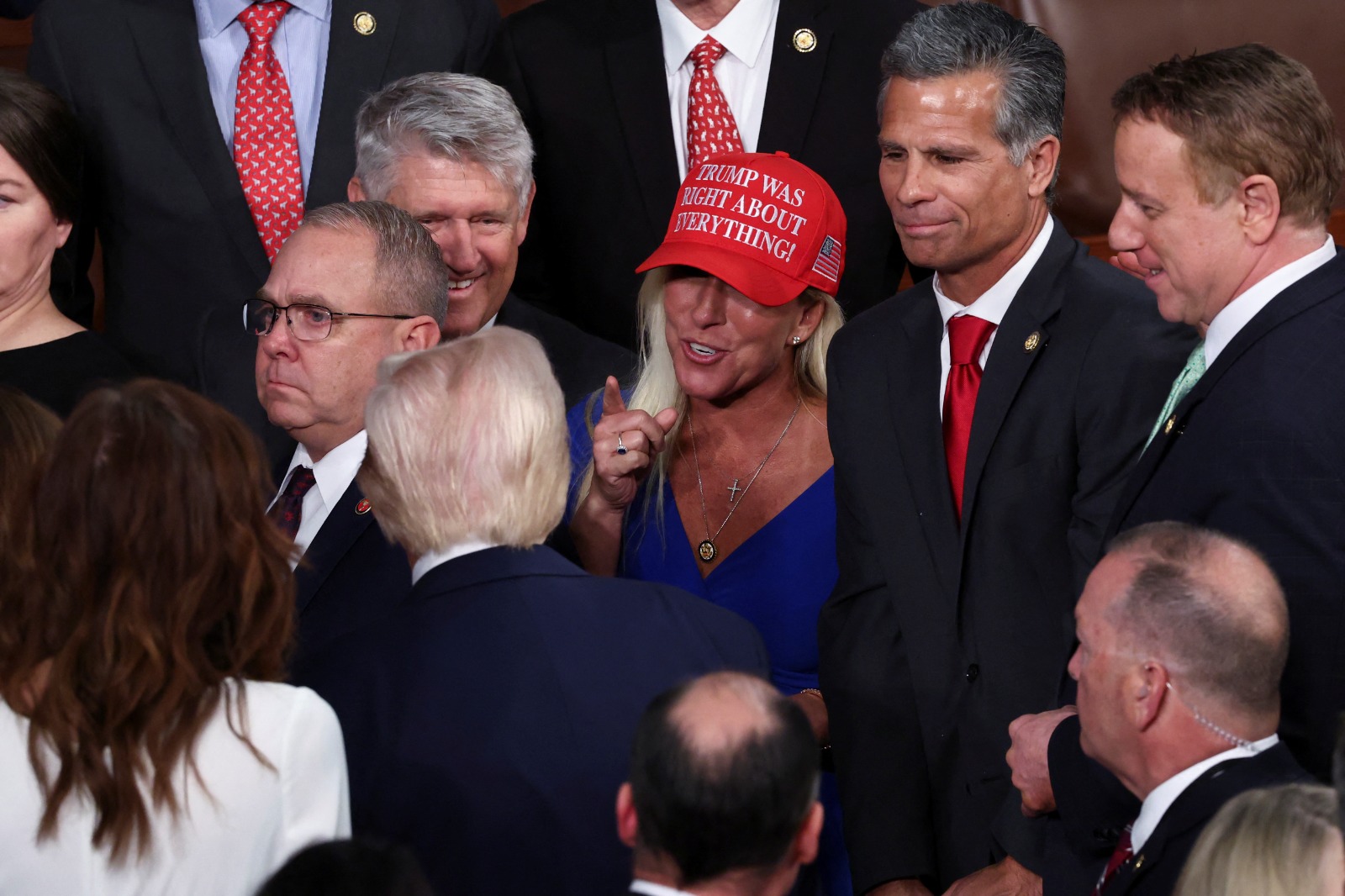 النائبة الجمهورية مارجوري تايلور جرين (معارضة للتدخل العسكري في إيران) تتحدث إلى الرئيس الأميركي دونالد ترمب في قاعة مجلس النواب. واشنطن. 4 مارس 2025