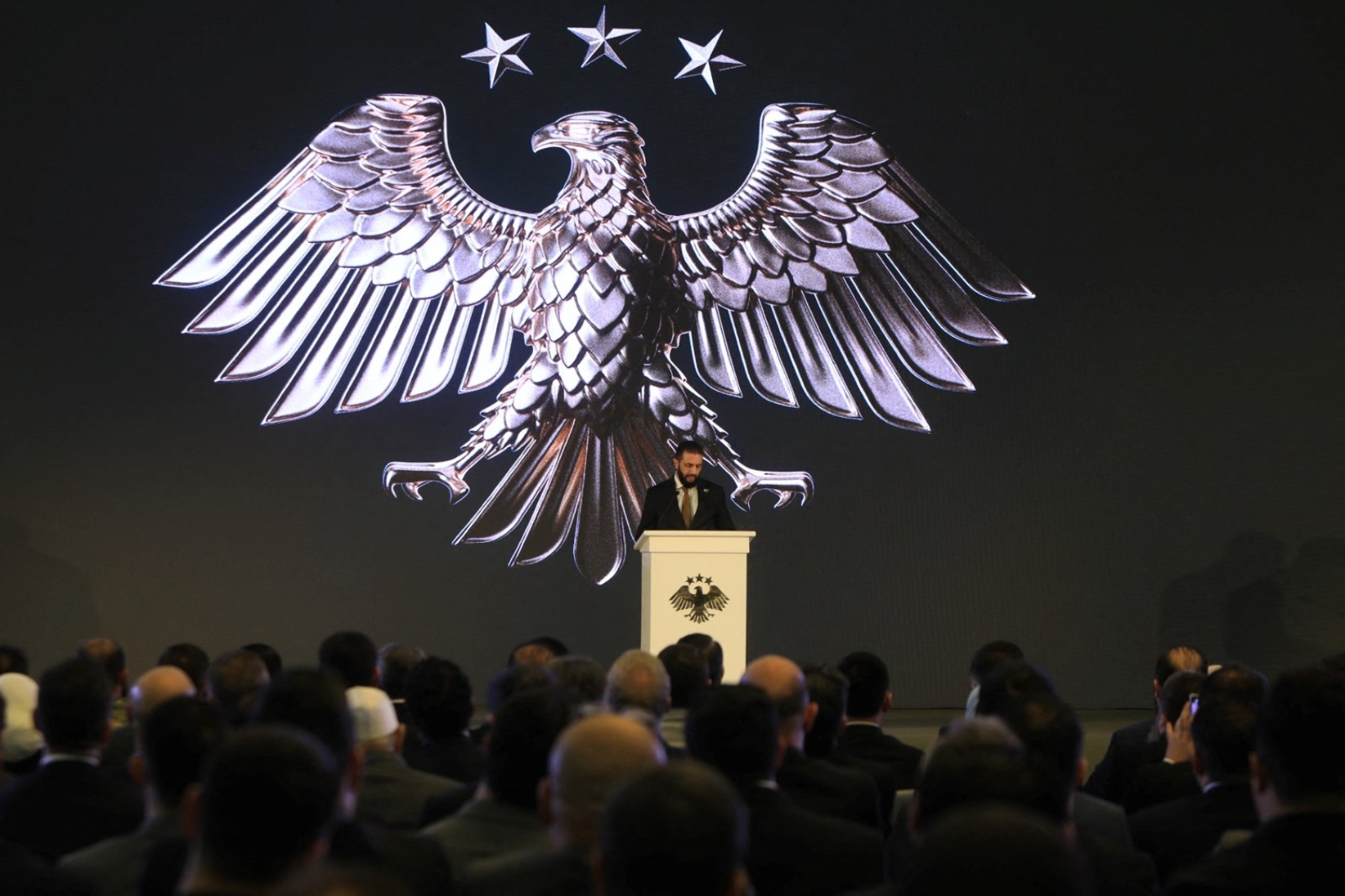 الرئيس السوري أحمد الشرع يلقي كلمة خلال فعاليات الإعلان عن شعار الجمهورية الجديد، دمشق، 3 يوليو 2025