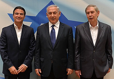 يوسي كوهين (يسار) بعد أدائه اليمين الدستورية مديراً لجهاز المخابرات الإسرائيلية (الموساد)، بحضور رئيس الوزراء بنيامين نتنياهو، ومدير الجهاز المنتهية ولايته تامير باردو (يمين)، تل أبيب، إسرائيل. 6 يناير 2016