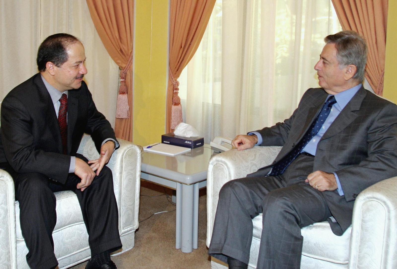 نائب الرئيس السوري عبد الحليم خدام (إلى اليمين) يستقبل مسعود بارزاني، رئيس الحزب 