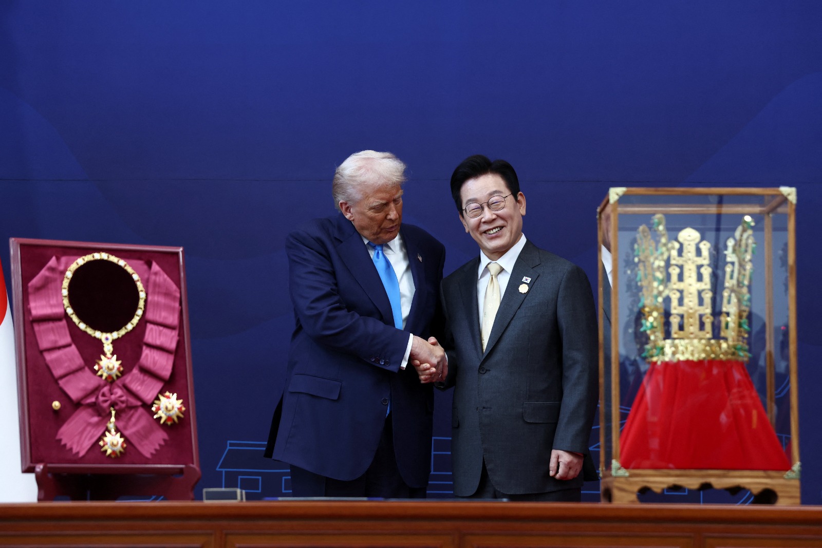 الرئيس الكوري الجنوبي لي جاي ميونج يمنح الرئيس الأميركي دونالد ترمب تاجاً ووساماً ذهبيين، في جيونجو، كوريا الجنوبية، 29 أكتوبر 2025