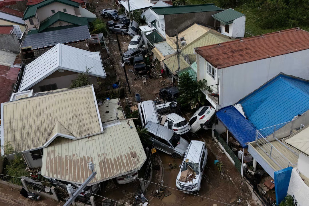 تُظهر لقطة من مسيّرة سيارات متراكمة بعد أن جرفتها الفيضانات التي سبّبها الإعصار كالمايجي، وقد تراكمت في أحد المجمعات السكنية بمنطقة 