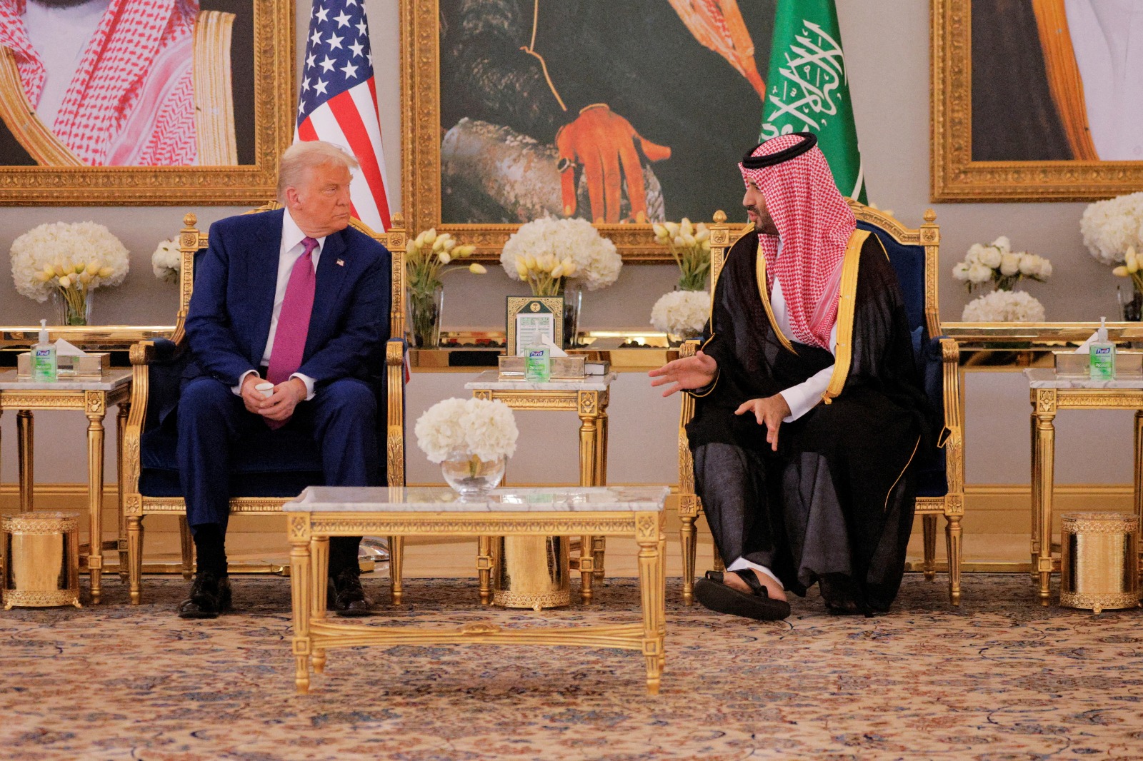 الرئيس الأميركي دونالد ترمب وولي العهد السعودي الأمير محمد بن سلمان يلتقيان في الرياض. 13 مايو 2025