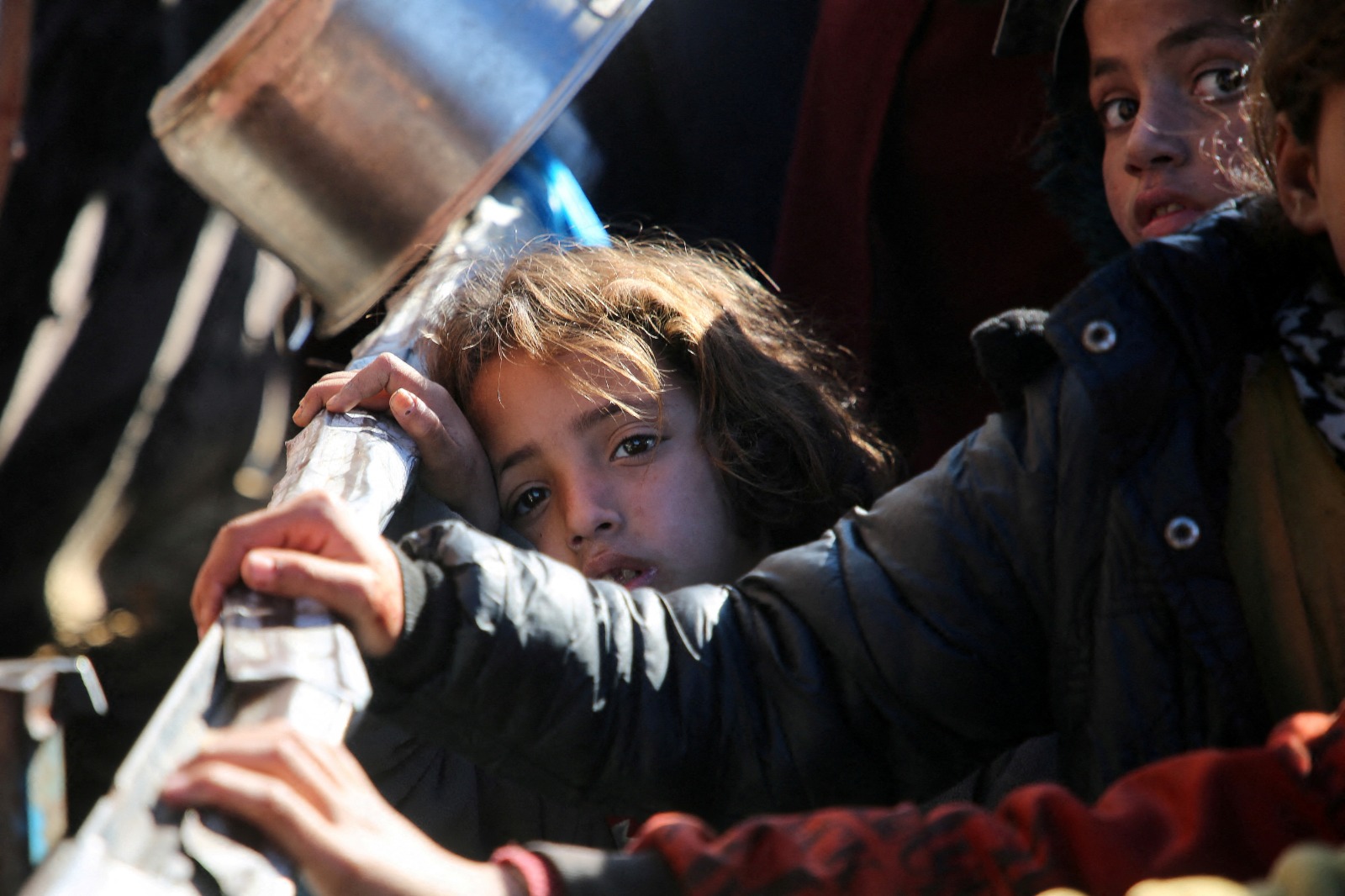 فتاة فلسطينية تنتظر الحصول على الطعام الذي أعدته جمعية خيرية في خان يونس جنوب قطاع غزة. 29 أبريل 2025