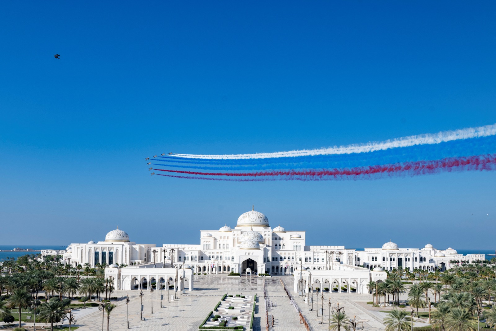 استعراض جوي خلال وصول الرئيس الروسي فلاديمير بوتين إلى قصر الوطن في العاصمة الإماراتية أبو ظبي. 6 ديسمبر 2023