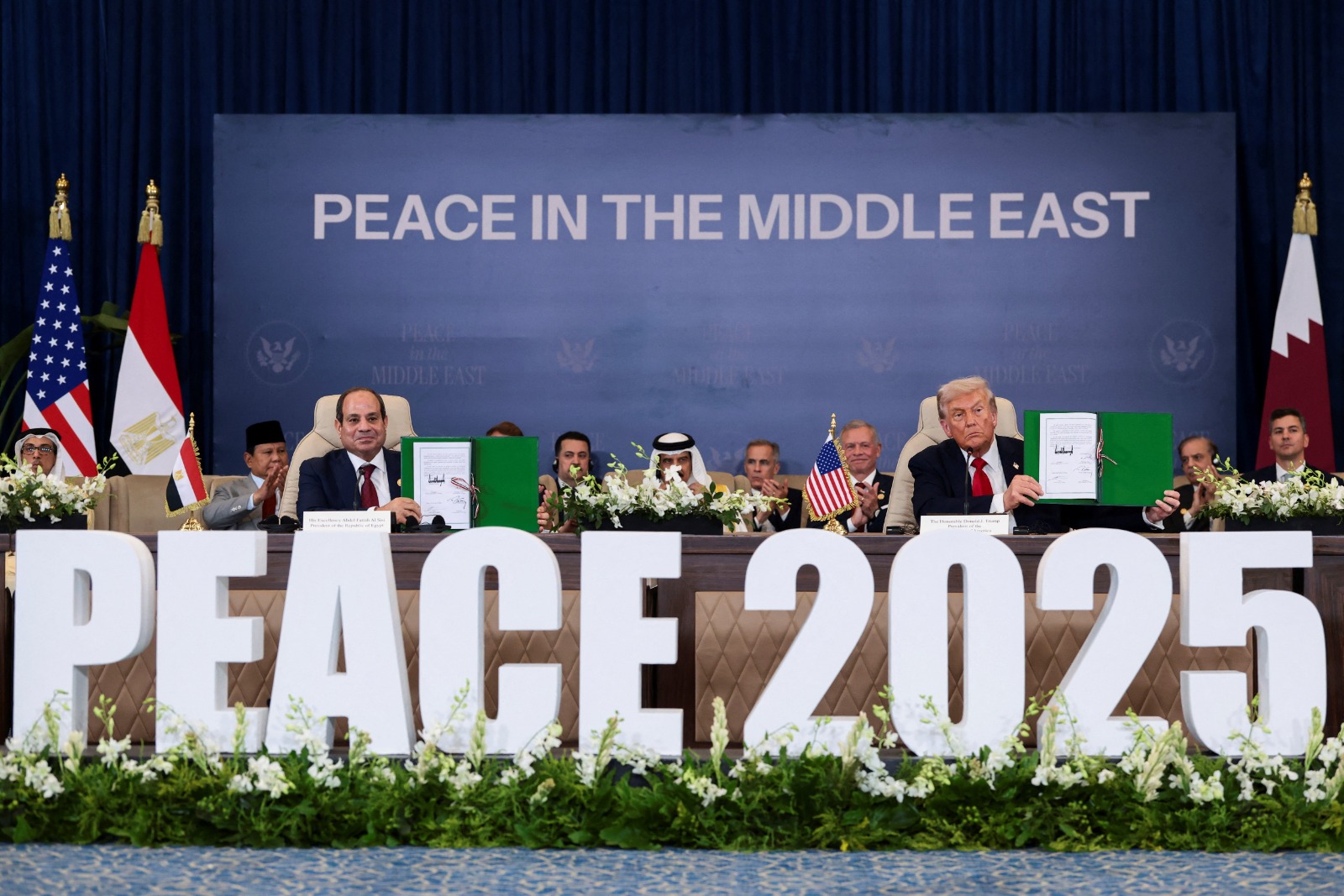 مراسم توقيع وثيقة اتفاق وقف الحرب في غزة خلال قمة شرم الشيخ للسلام. 13 أكتوبر 2025