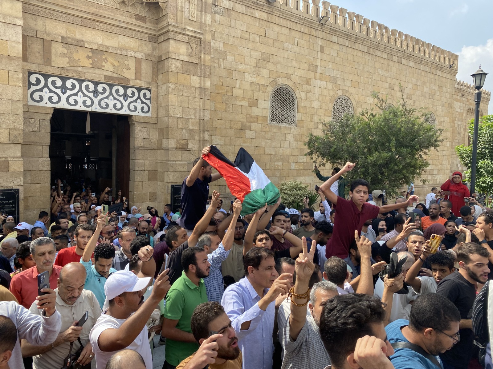 متظاهرون في مسيرة مؤيدة لفلسطين من الجامع الأزهر في القاهرة. 13 أكتوبر 2023